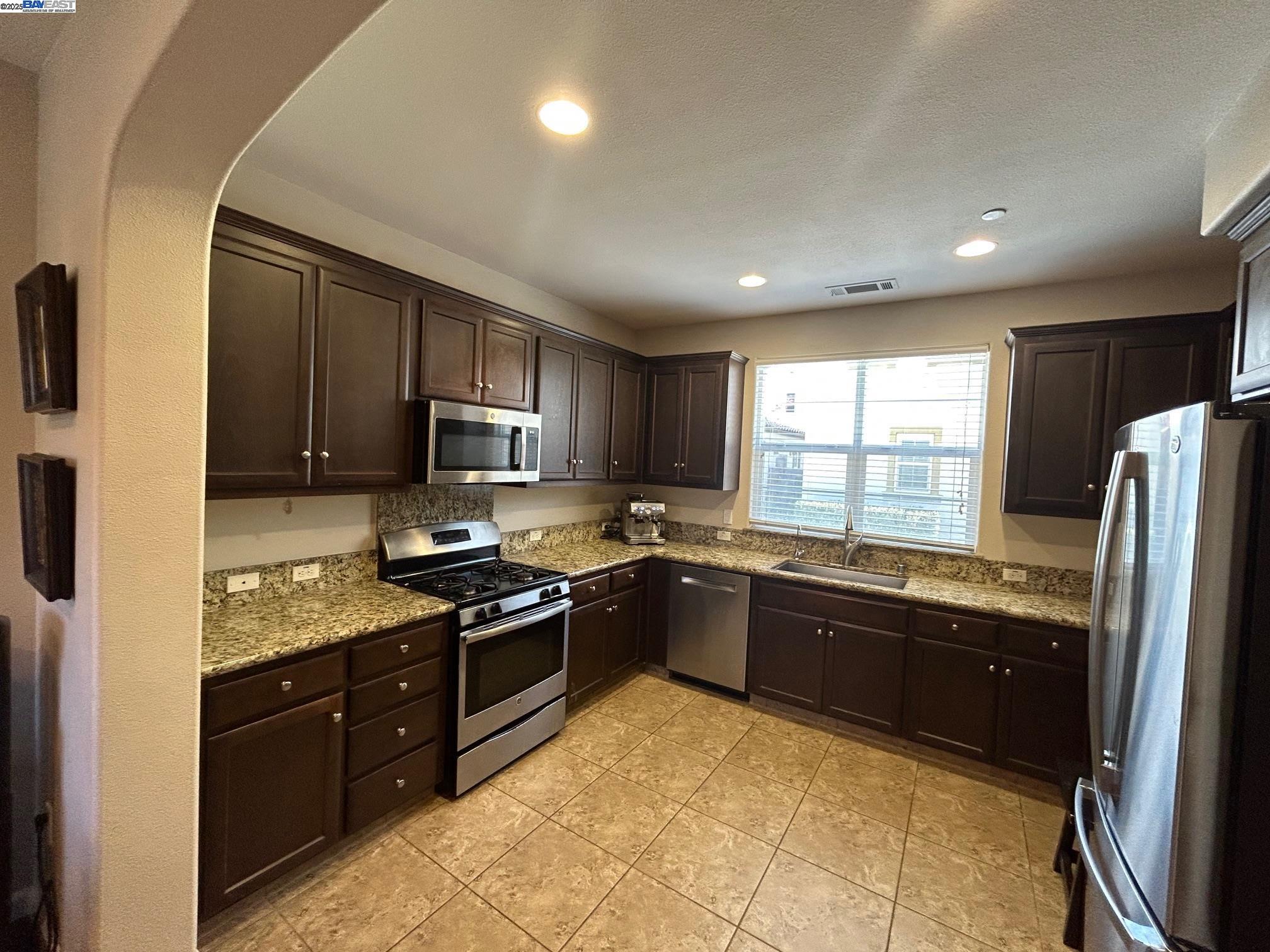 Detail Gallery Image 5 of 30 For 3002 Blackberry Ave, San Ramon,  CA 94582 - 3 Beds | 2/1 Baths