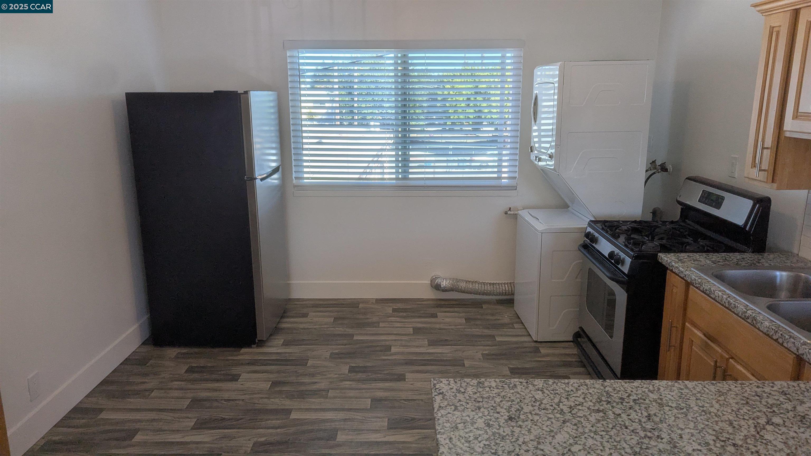 Detail Gallery Image 4 of 12 For 2008 Marin St #B,  Vallejo,  CA 94590 - 2 Beds | 1 Baths