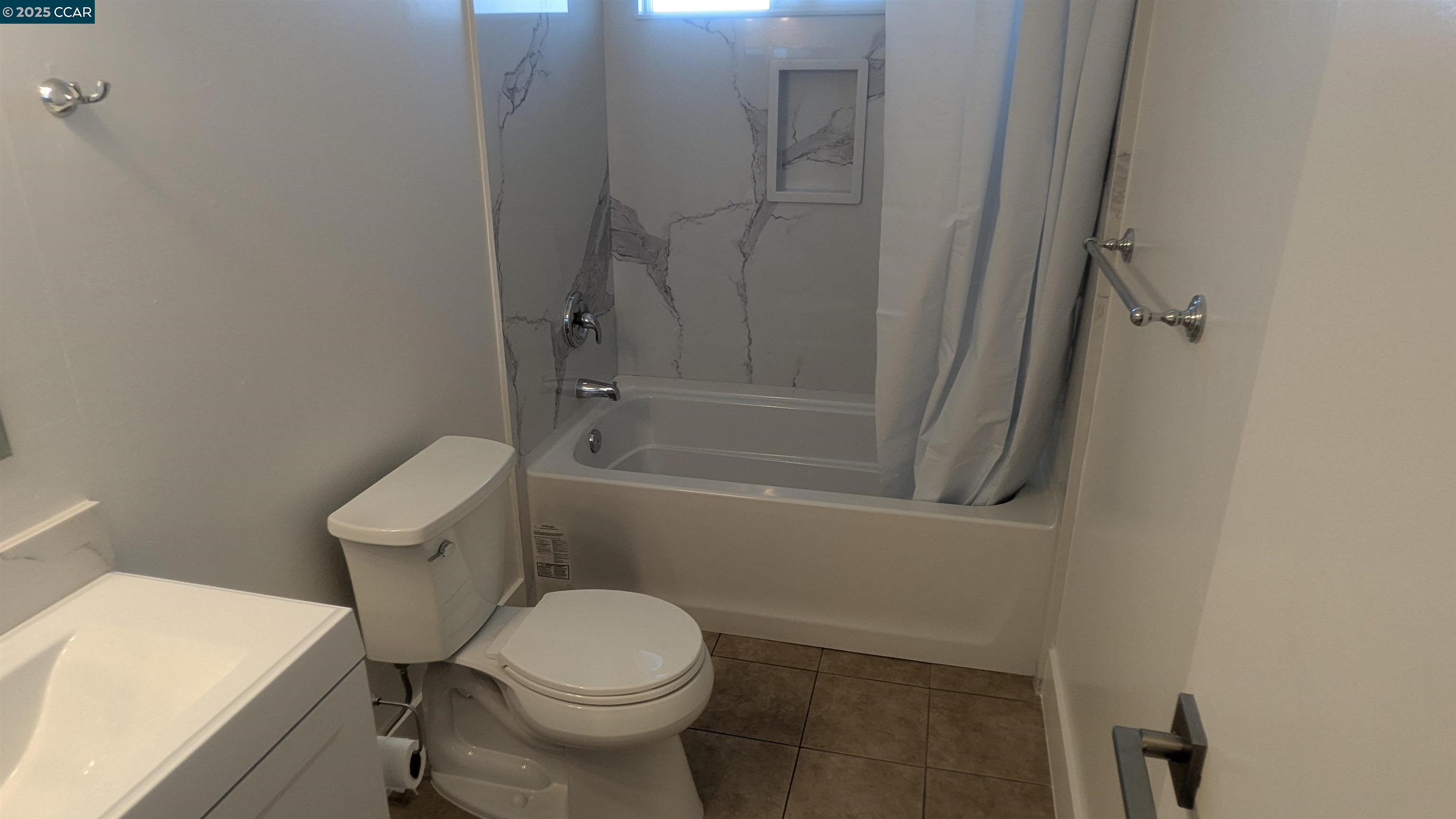 Detail Gallery Image 6 of 12 For 2008 Marin St #B,  Vallejo,  CA 94590 - 2 Beds | 1 Baths