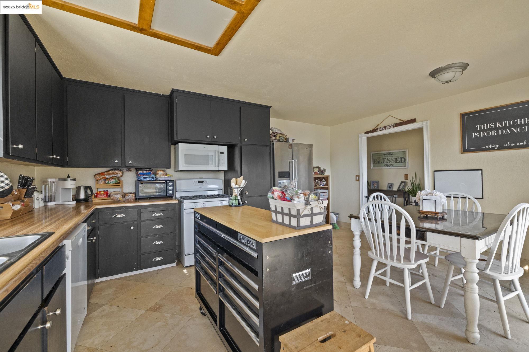 Detail Gallery Image 13 of 32 For 20853 Lawler Dr., Soulsbyville,  CA 95372 - 3 Beds | 3 Baths