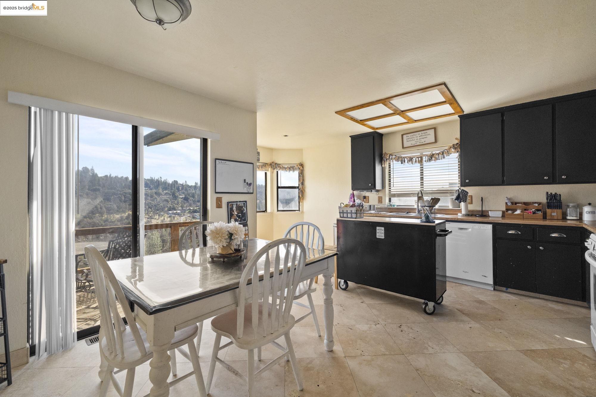 Detail Gallery Image 9 of 32 For 20853 Lawler Dr., Soulsbyville,  CA 95372 - 3 Beds | 3 Baths
