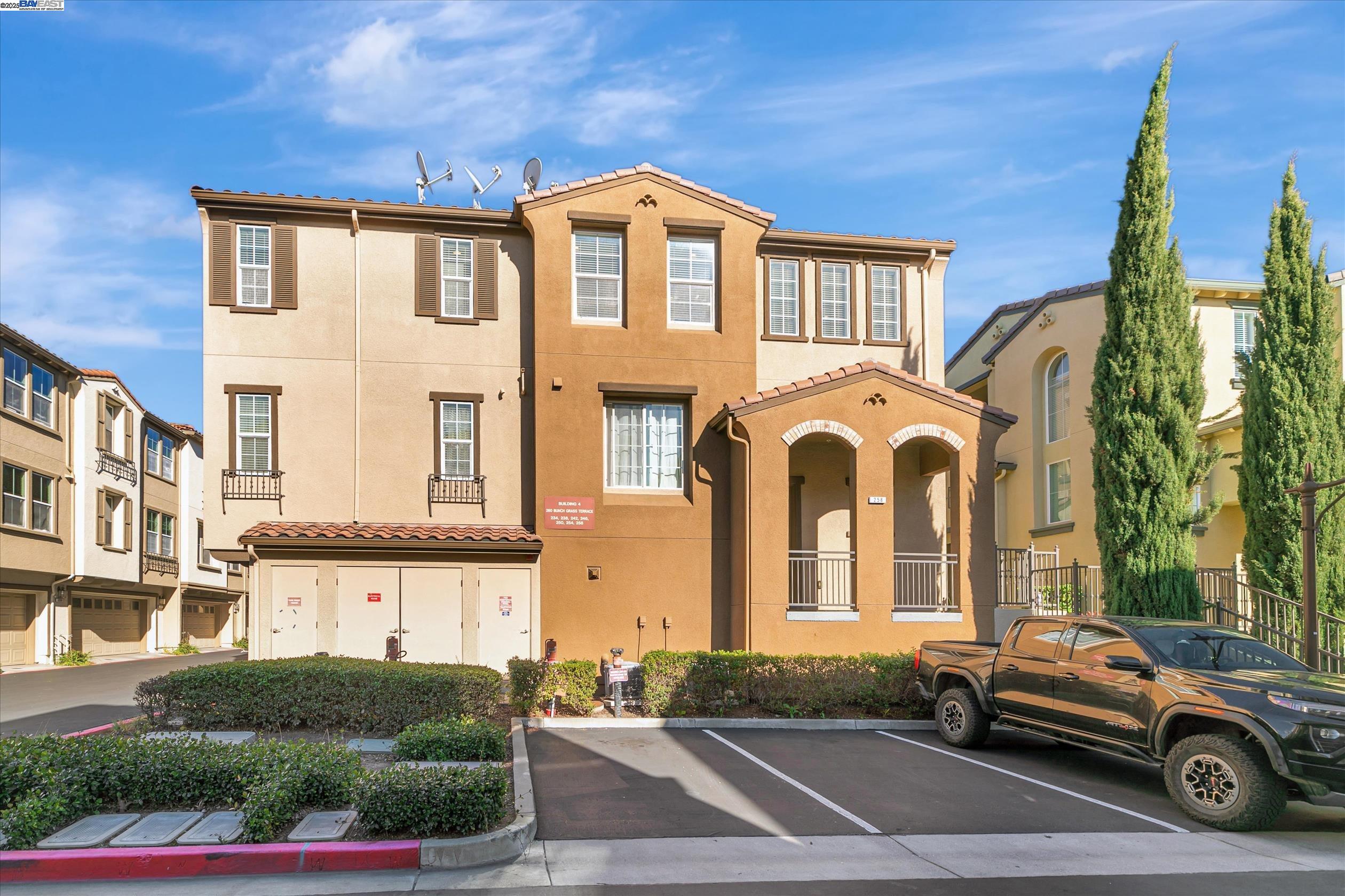 Detail Gallery Image 1 of 1 For 258 Bunch Grass Ter, Fremont,  CA 94539 - 2 Beds | 2 Baths