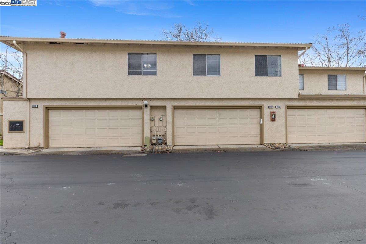 Browse active condo listings in LINDALE