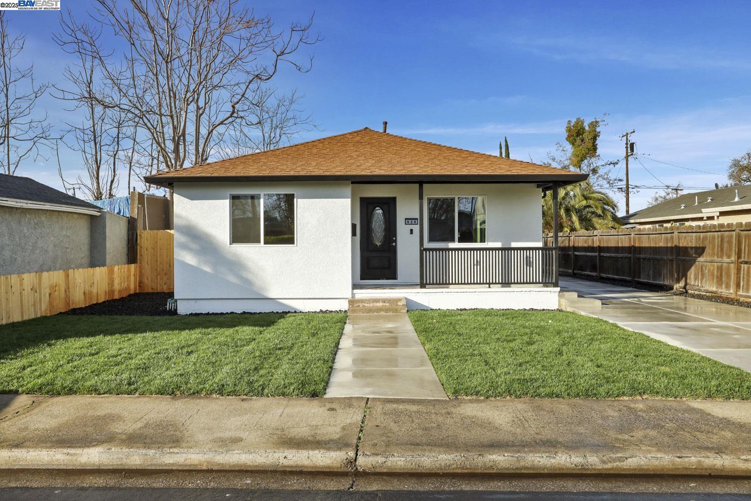 Detail Gallery Image 3 of 58 For 629 Oregon St, Manteca,  CA 95337 - 3 Beds | 2 Baths