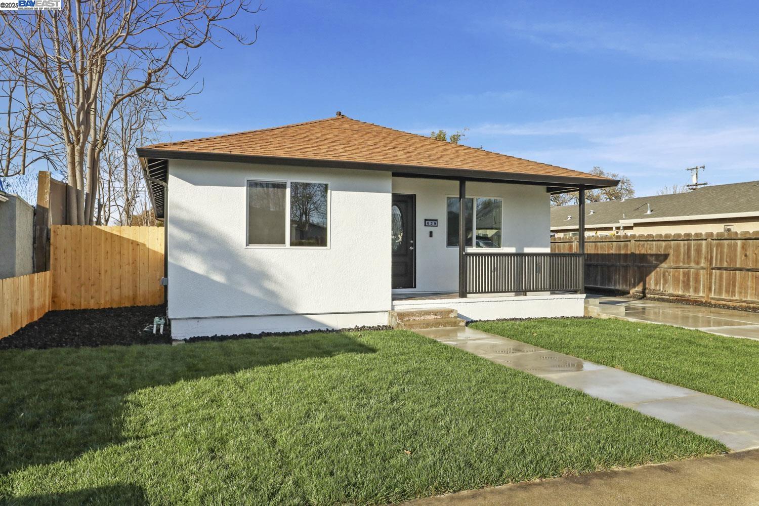 Detail Gallery Image 4 of 58 For 629 Oregon St, Manteca,  CA 95337 - 3 Beds | 2 Baths