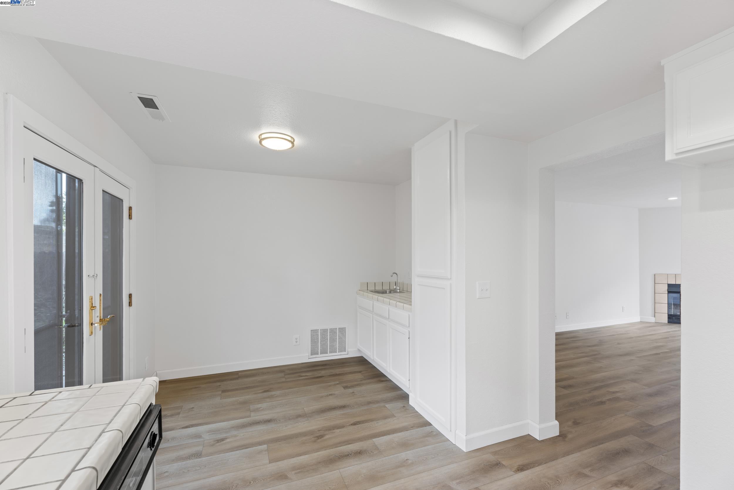 Detail Gallery Image 13 of 45 For 15205 Hesperian Blvd #G,  San Leandro,  CA 94578 - 3 Beds | 2/1 Baths