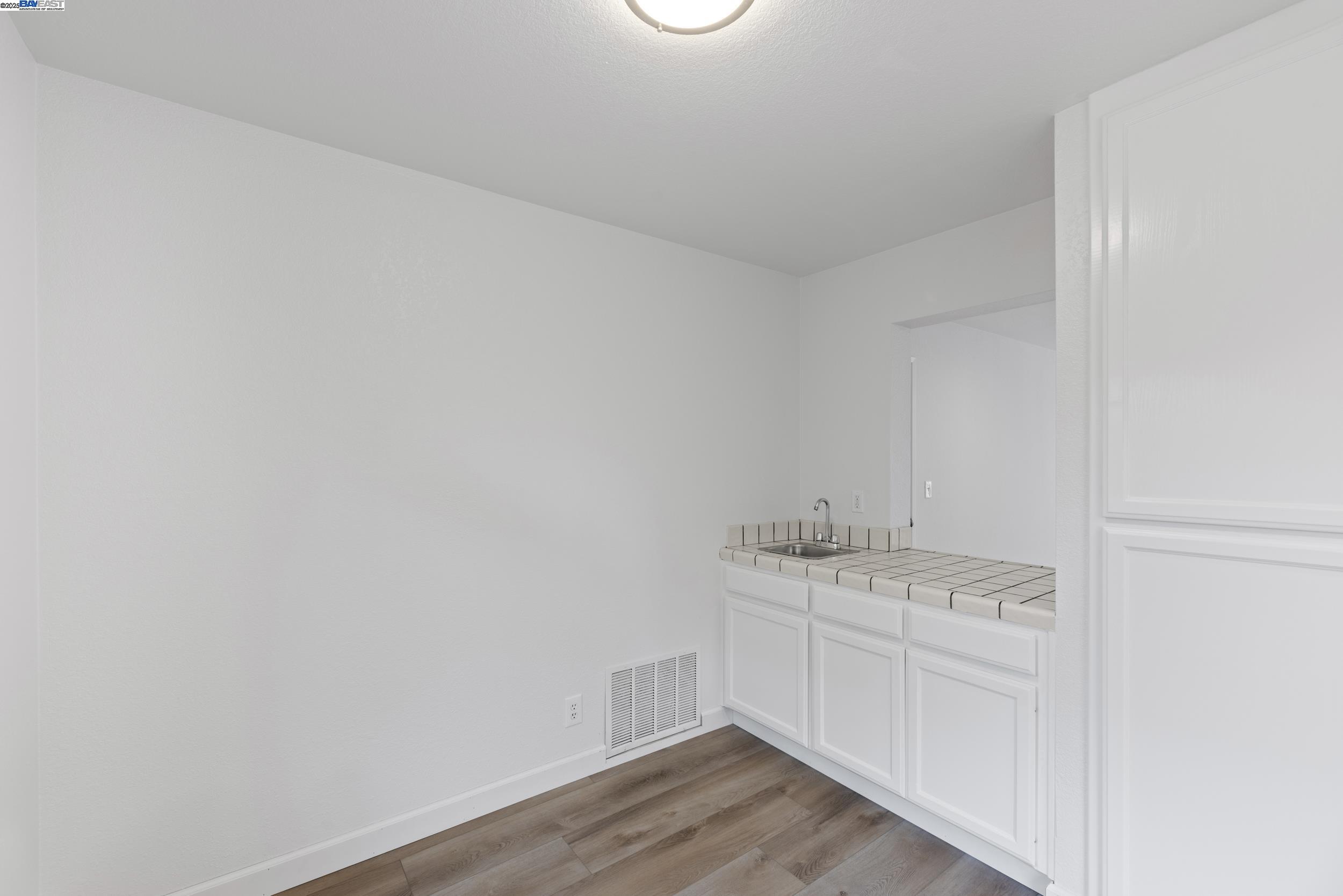 Detail Gallery Image 14 of 45 For 15205 Hesperian Blvd #G,  San Leandro,  CA 94578 - 3 Beds | 2/1 Baths