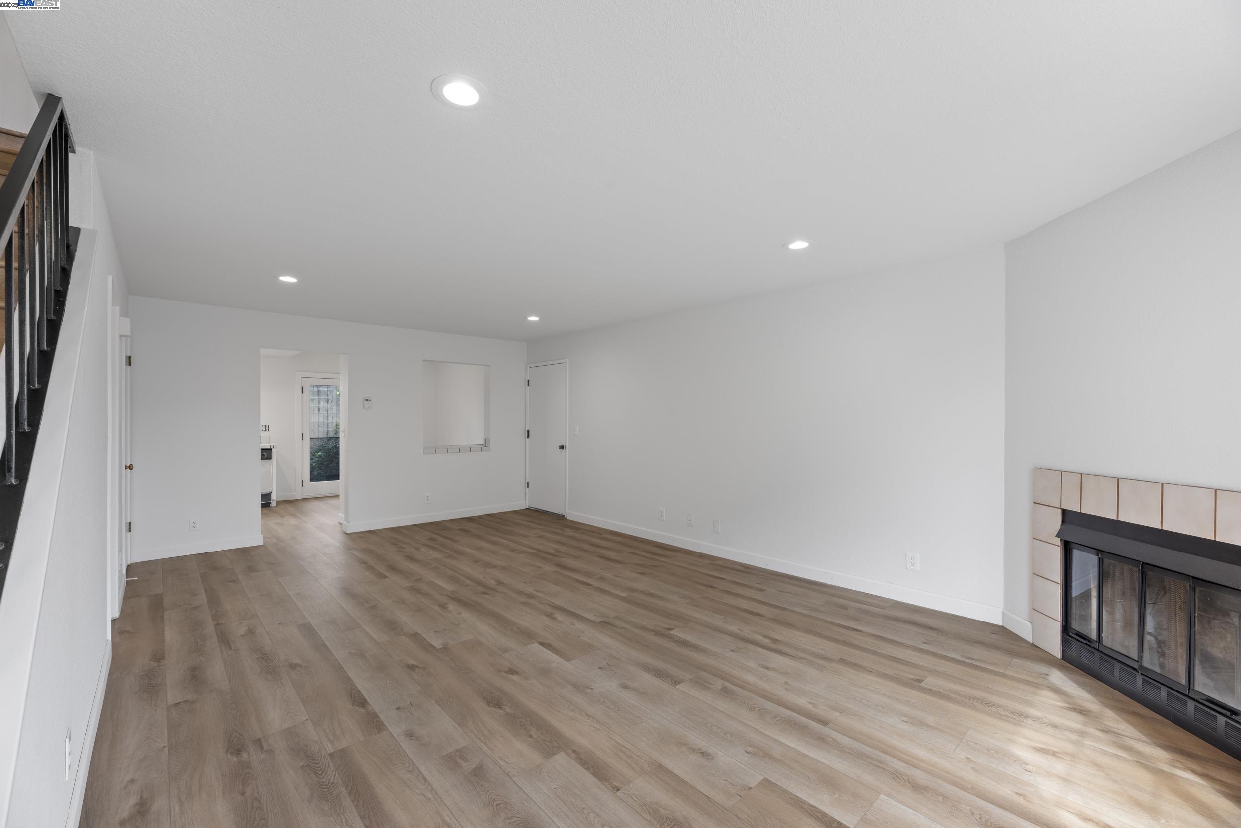 Detail Gallery Image 3 of 45 For 15205 Hesperian Blvd #G,  San Leandro,  CA 94578 - 3 Beds | 2/1 Baths