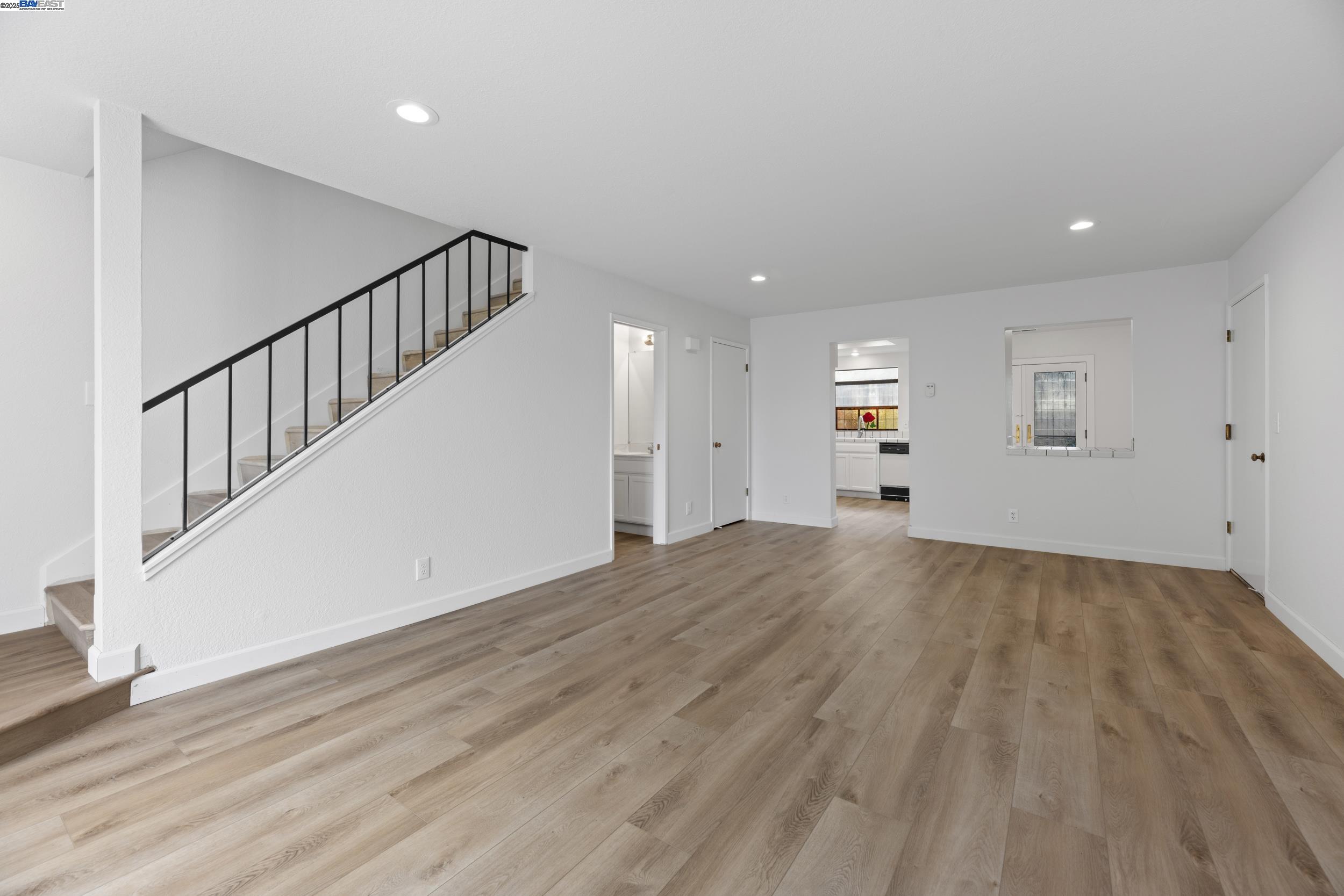 Detail Gallery Image 4 of 45 For 15205 Hesperian Blvd #G,  San Leandro,  CA 94578 - 3 Beds | 2/1 Baths
