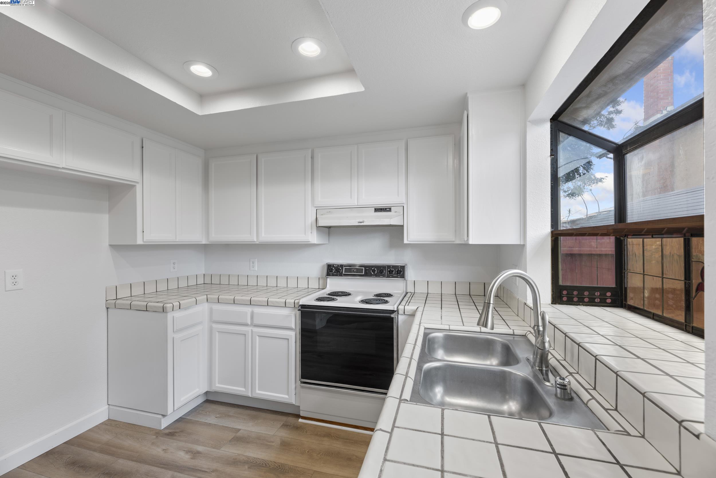 Detail Gallery Image 7 of 45 For 15205 Hesperian Blvd #G,  San Leandro,  CA 94578 - 3 Beds | 2/1 Baths