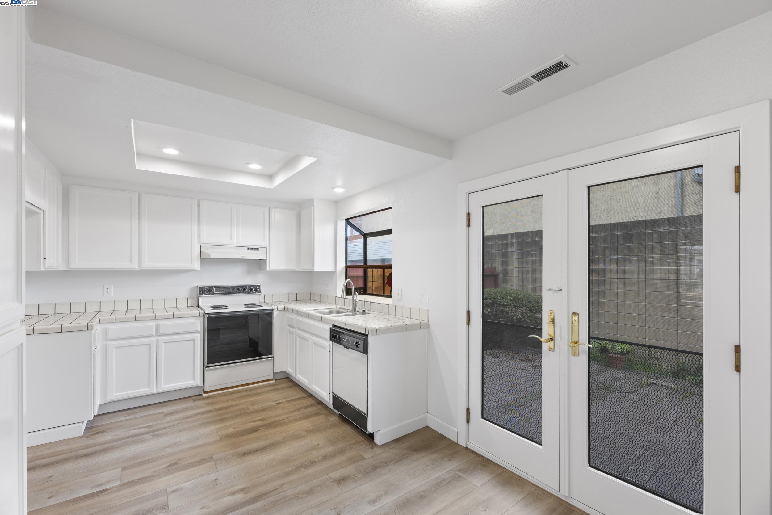 Detail Gallery Image 8 of 45 For 15205 Hesperian Blvd #G,  San Leandro,  CA 94578 - 3 Beds | 2/1 Baths