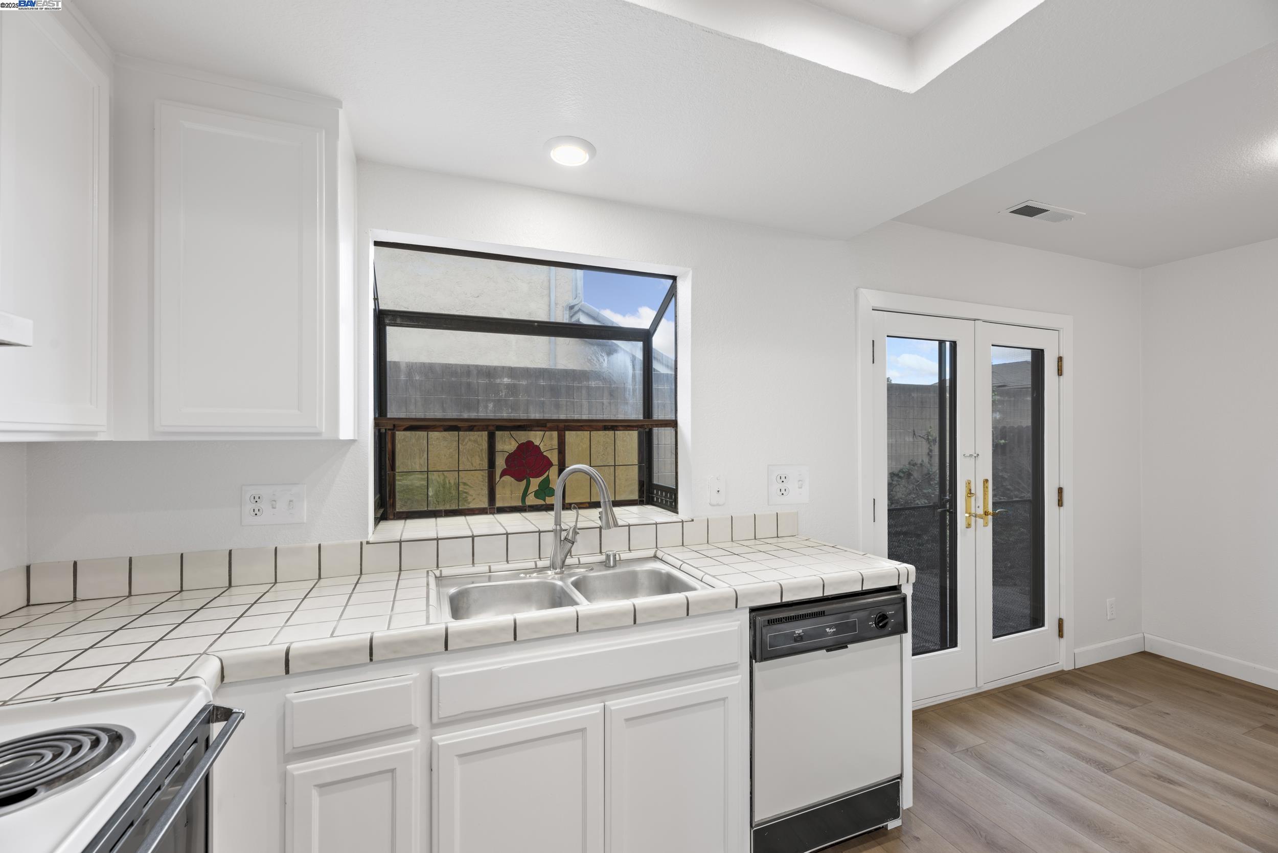 Detail Gallery Image 9 of 45 For 15205 Hesperian Blvd #G,  San Leandro,  CA 94578 - 3 Beds | 2/1 Baths