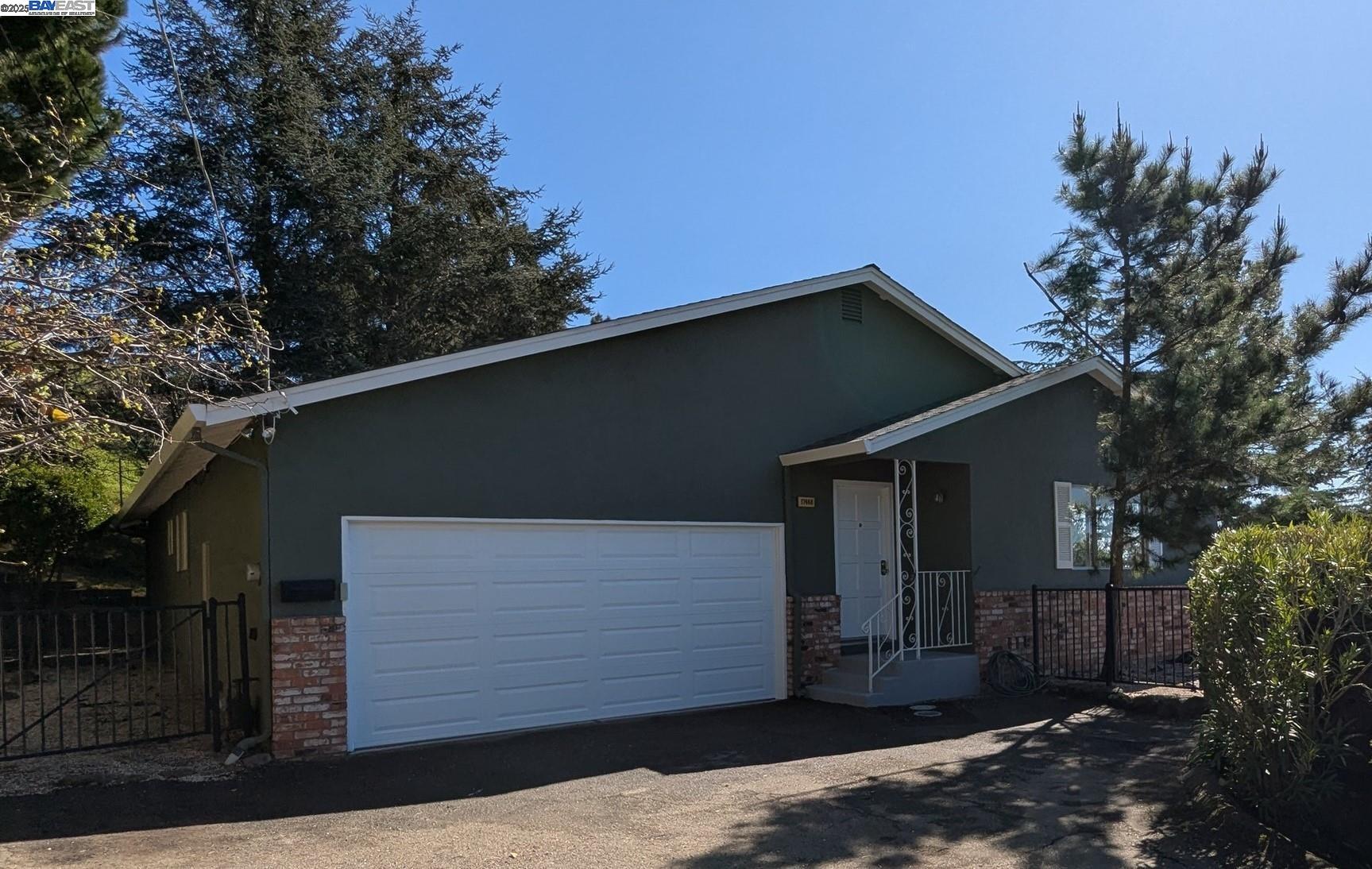 Detail Gallery Image 1 of 1 For 17468 Kingston Way, Castro Valley,  CA 94546 - 3 Beds | 2 Baths