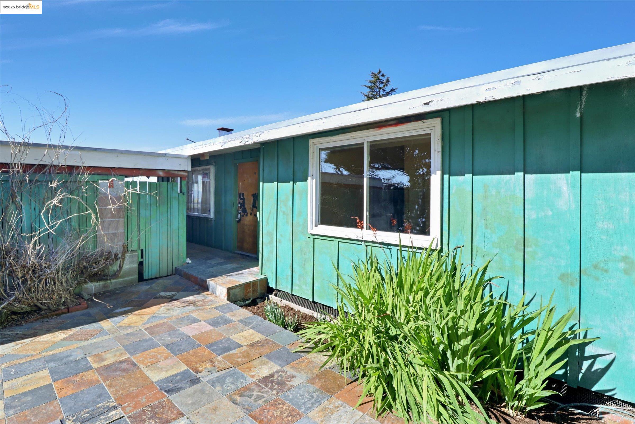 Detail Gallery Image 1 of 1 For 41 Hemlock Ln, Oakland,  CA 94611 - 4 Beds | 2 Baths