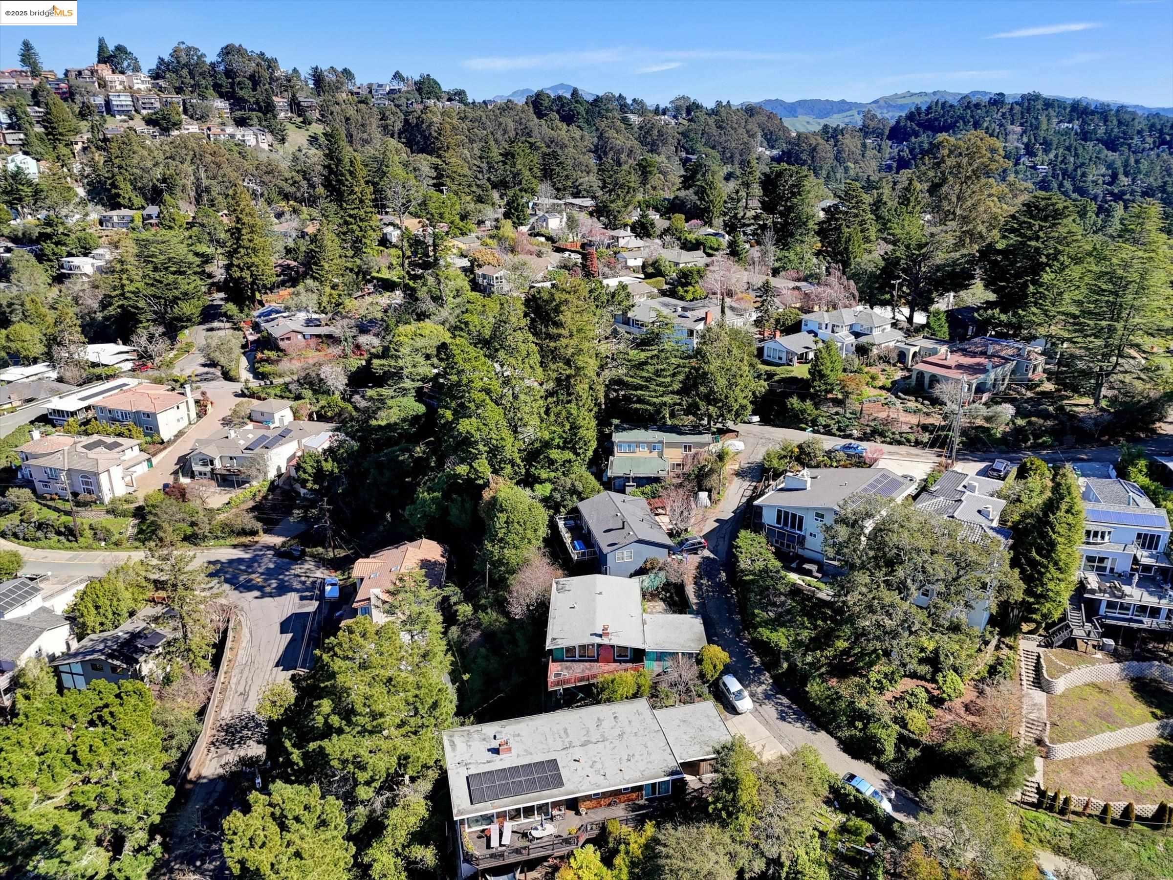 Detail Gallery Image 1 of 1 For 41 Hemlock Ln, Oakland,  CA 94611 - 4 Beds | 2 Baths