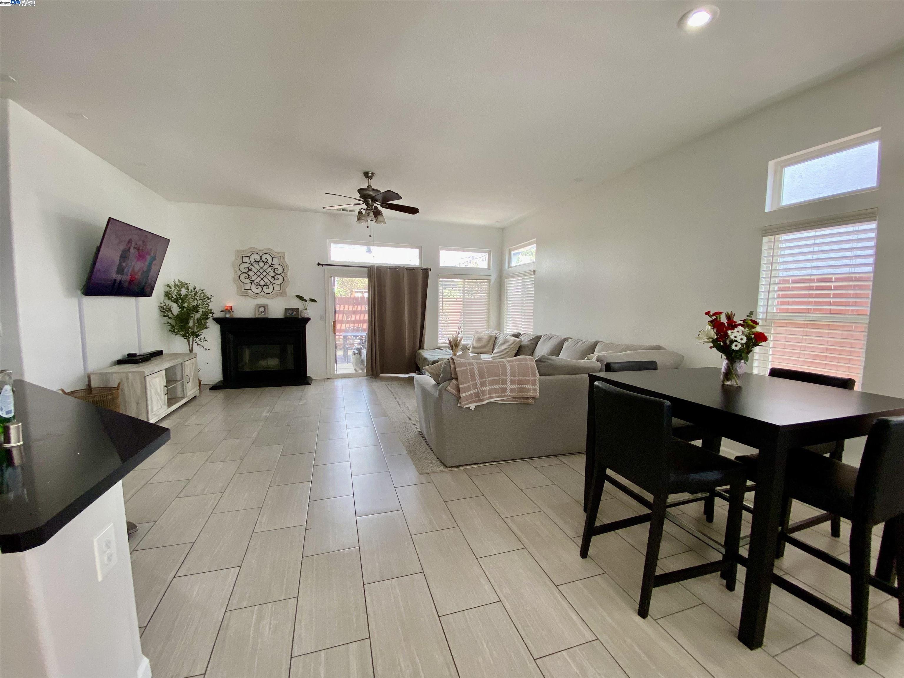 Detail Gallery Image 4 of 17 For 963 Grafton St, Manteca,  CA 95337 - 4 Beds | 2 Baths