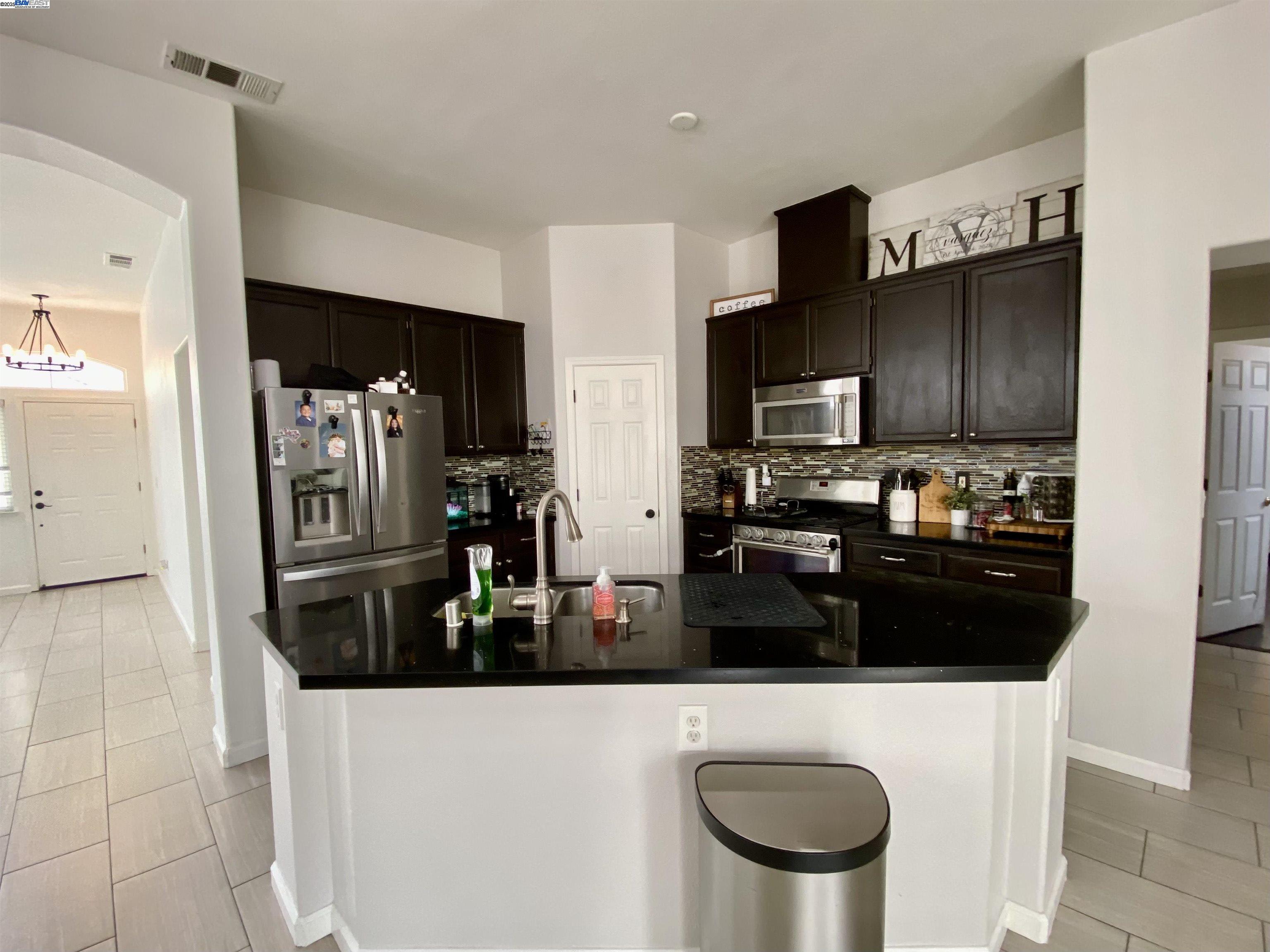 Detail Gallery Image 5 of 17 For 963 Grafton St, Manteca,  CA 95337 - 4 Beds | 2 Baths