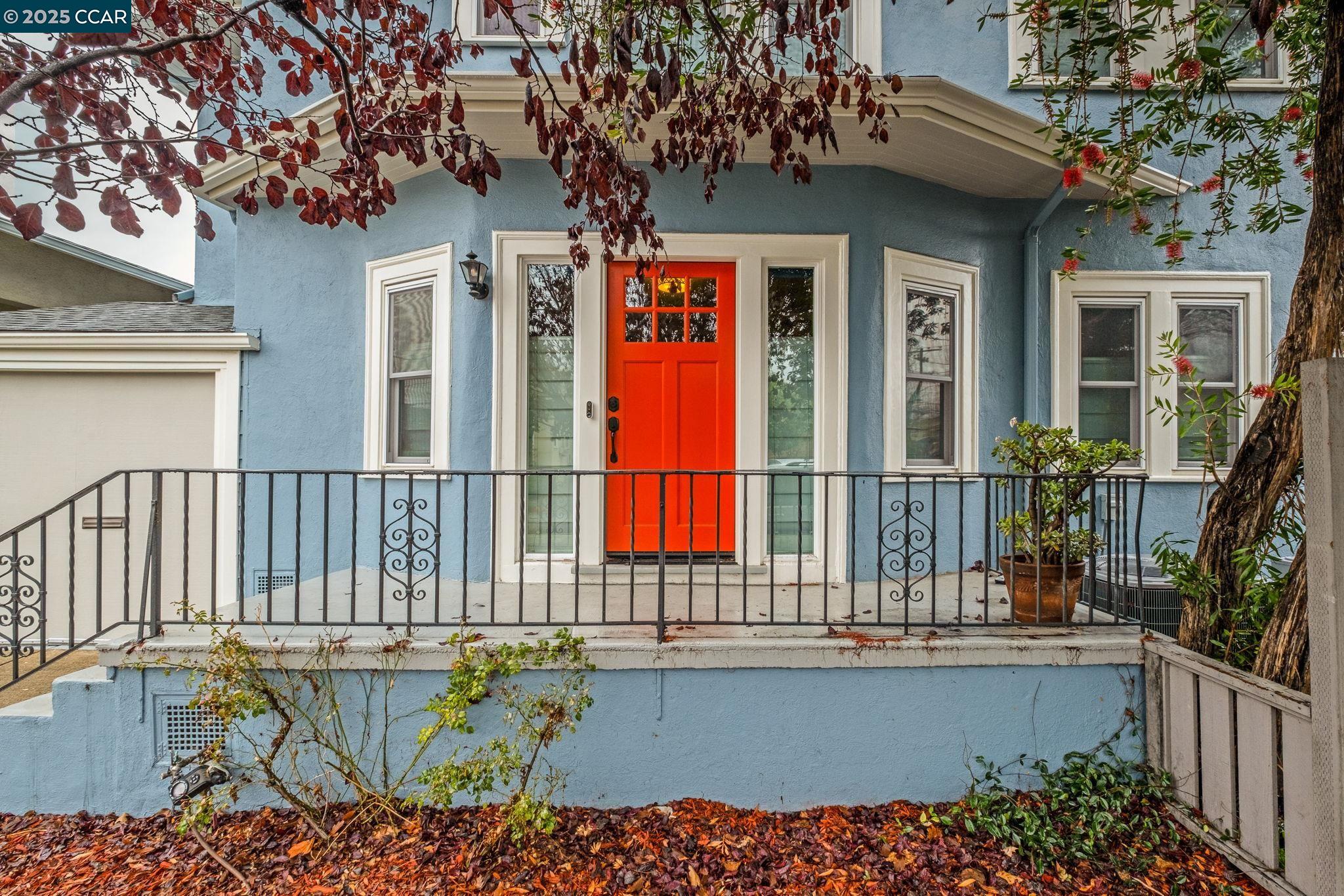 Detail Gallery Image 1 of 25 For 4145 Emerald St, Oakland,  CA 94609 - 2 Beds | 2/1 Baths