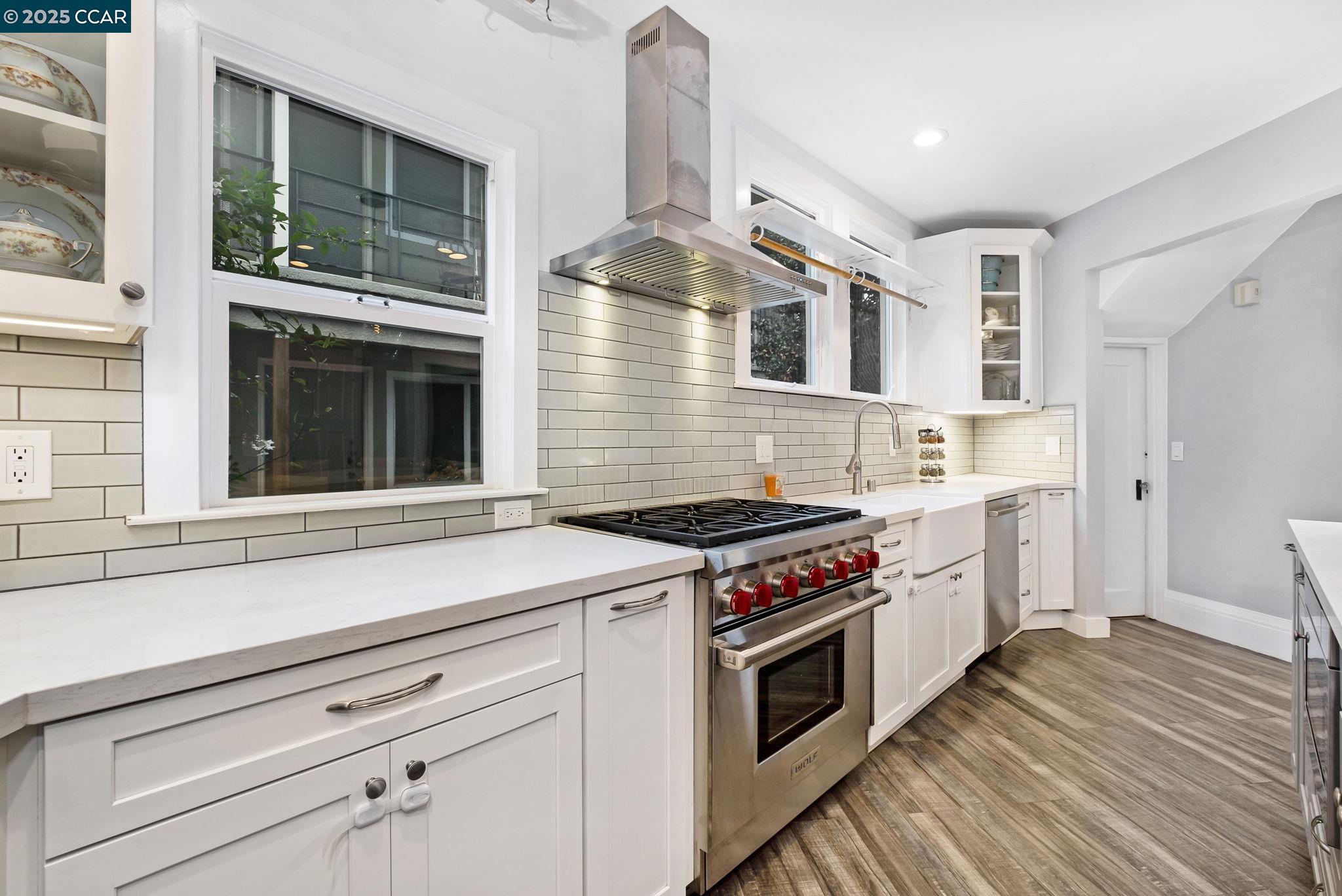 Detail Gallery Image 11 of 25 For 4145 Emerald St, Oakland,  CA 94609 - 2 Beds | 2/1 Baths