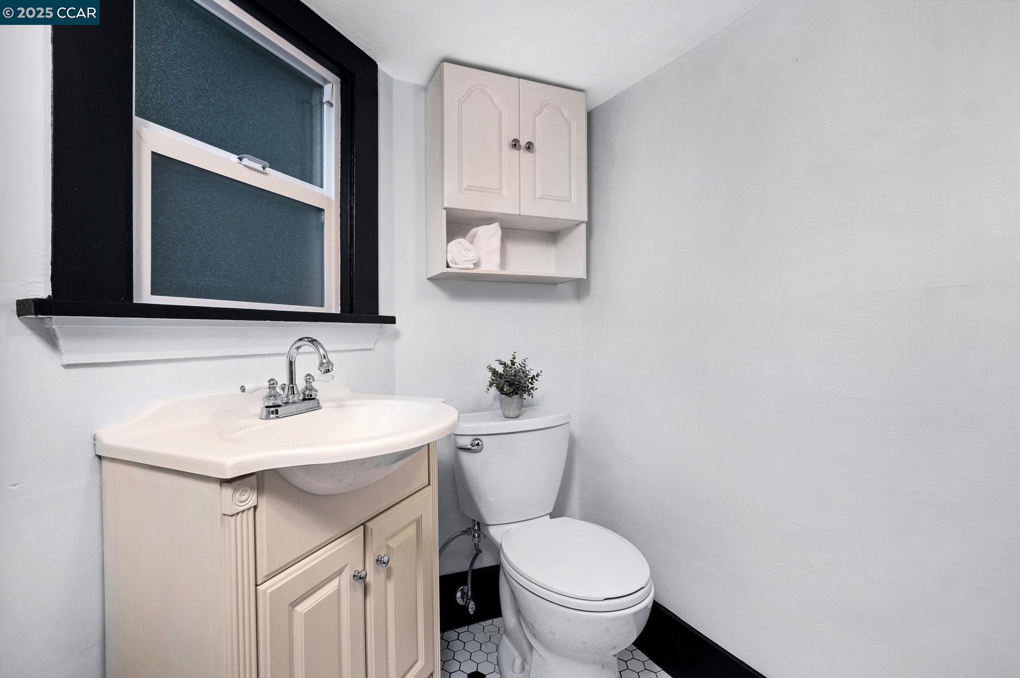 Detail Gallery Image 13 of 25 For 4145 Emerald St, Oakland,  CA 94609 - 2 Beds | 2/1 Baths