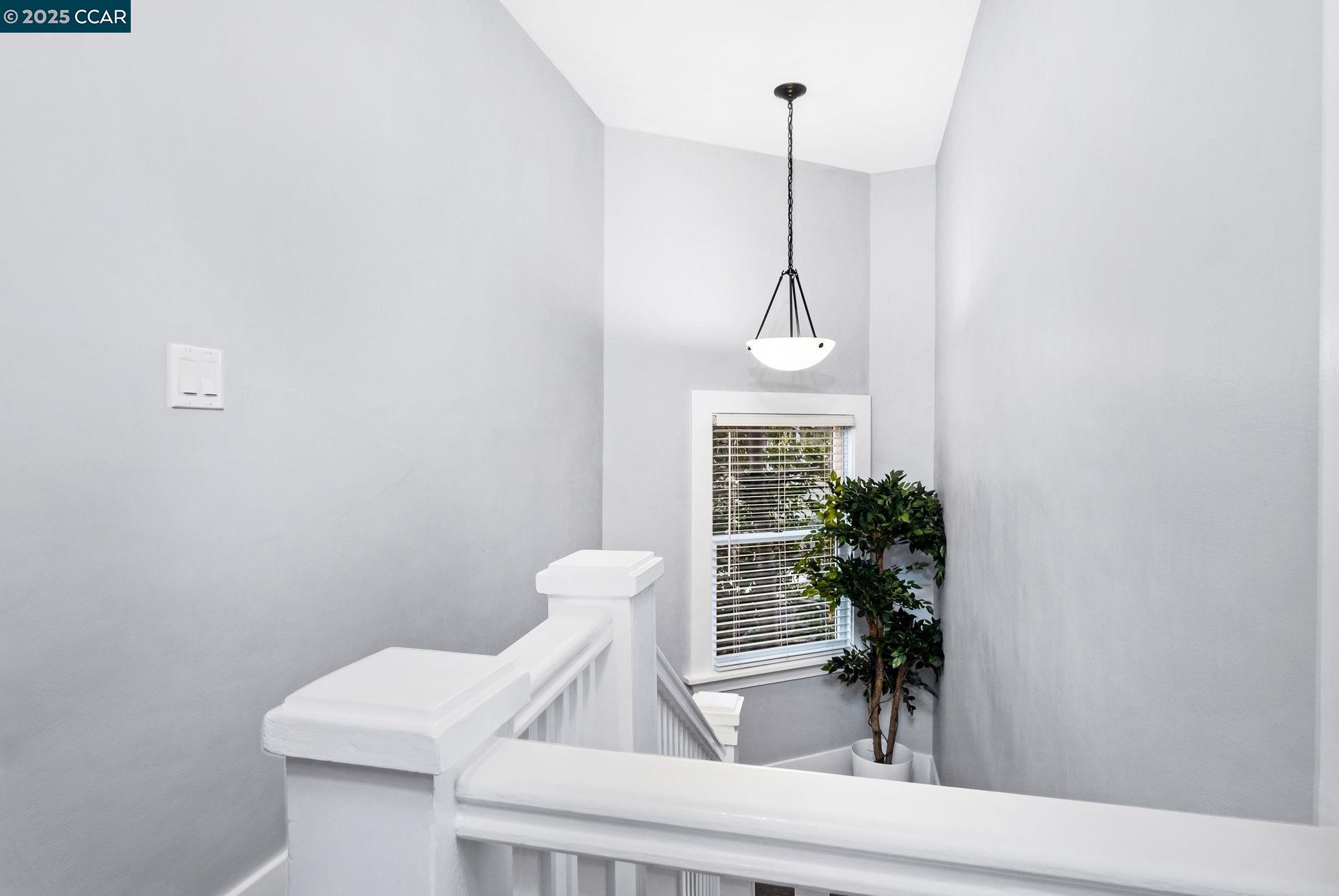Detail Gallery Image 14 of 25 For 4145 Emerald St, Oakland,  CA 94609 - 2 Beds | 2/1 Baths