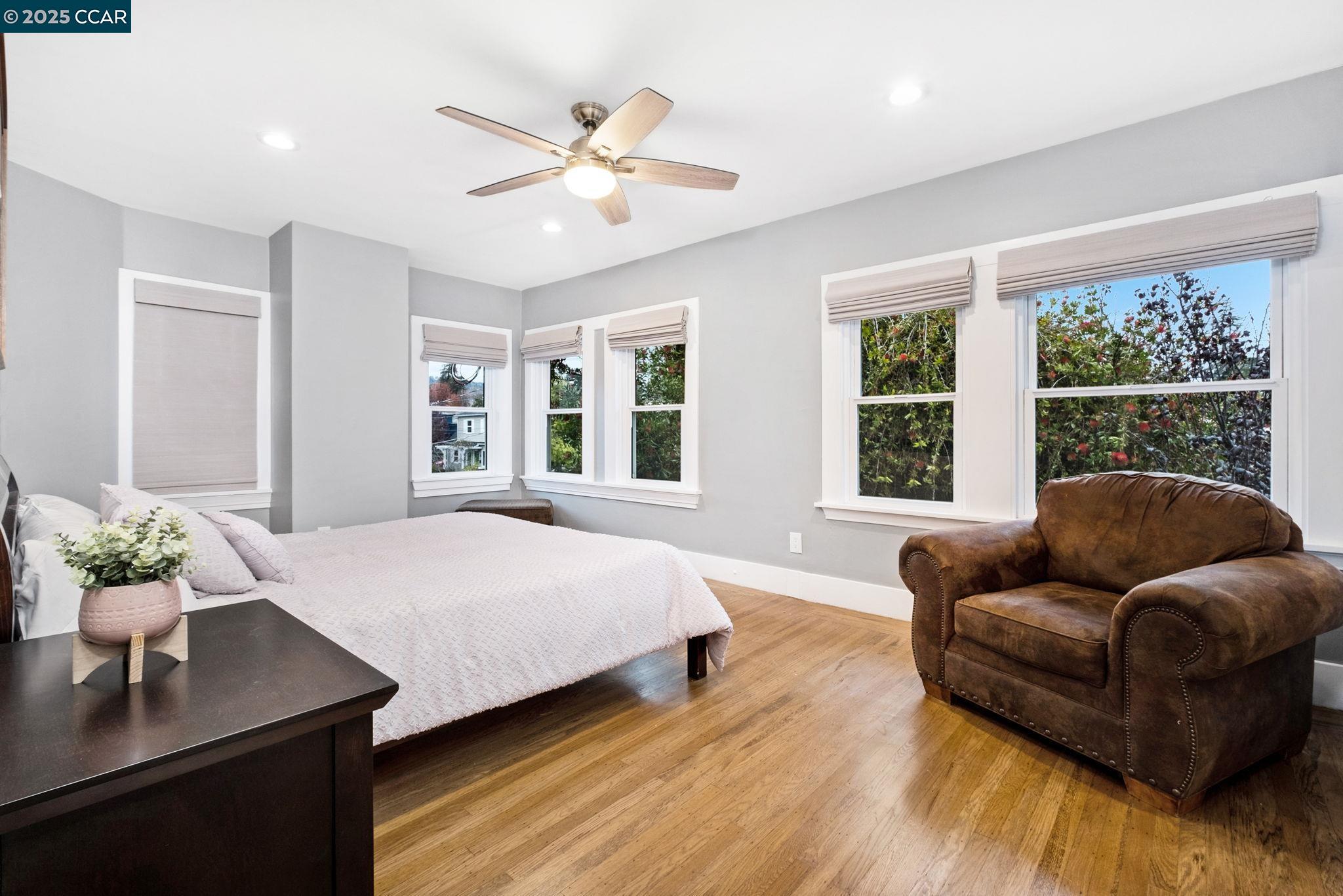 Detail Gallery Image 15 of 25 For 4145 Emerald St, Oakland,  CA 94609 - 2 Beds | 2/1 Baths