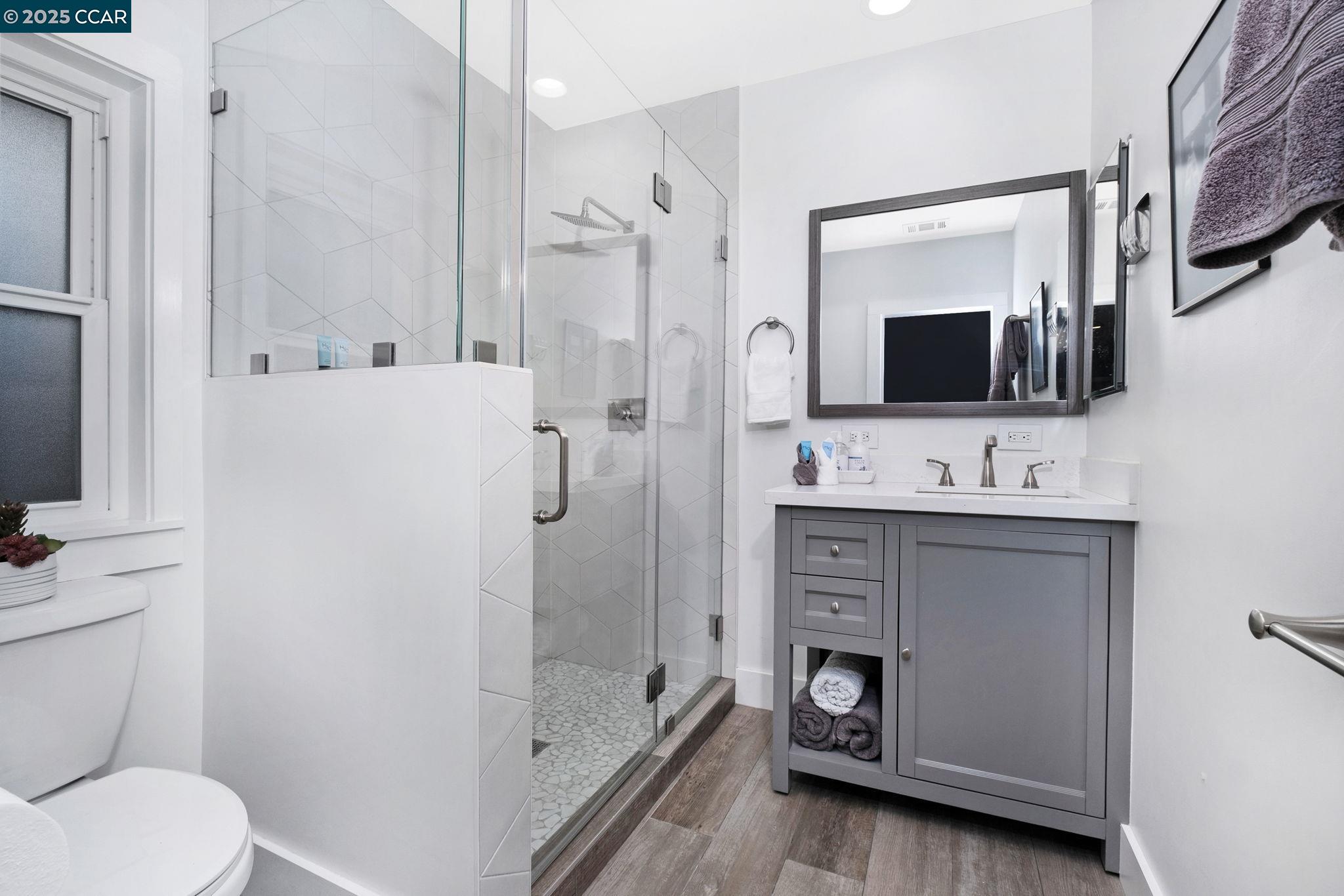 Detail Gallery Image 18 of 25 For 4145 Emerald St, Oakland,  CA 94609 - 2 Beds | 2/1 Baths