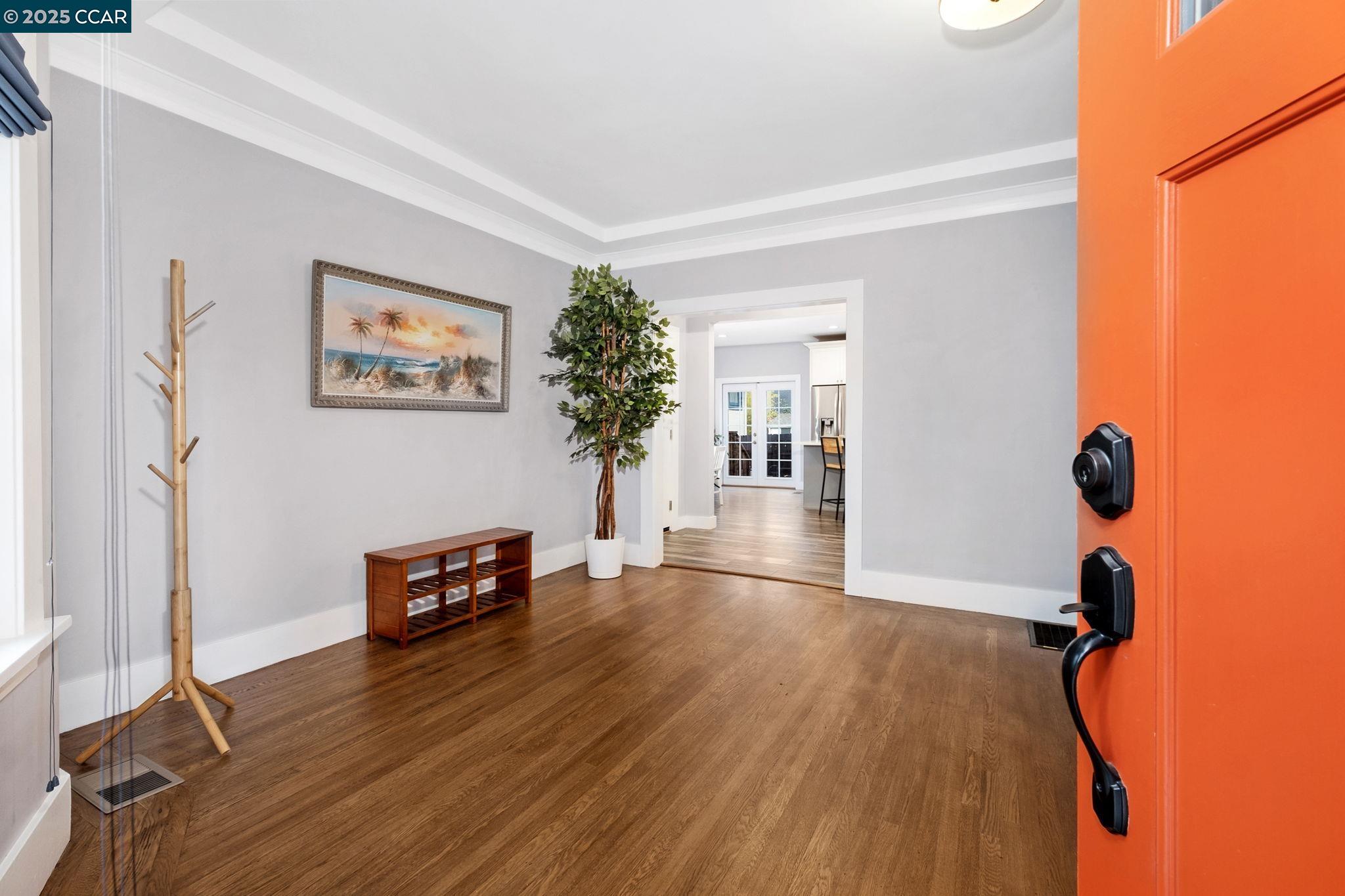 Detail Gallery Image 3 of 25 For 4145 Emerald St, Oakland,  CA 94609 - 2 Beds | 2/1 Baths