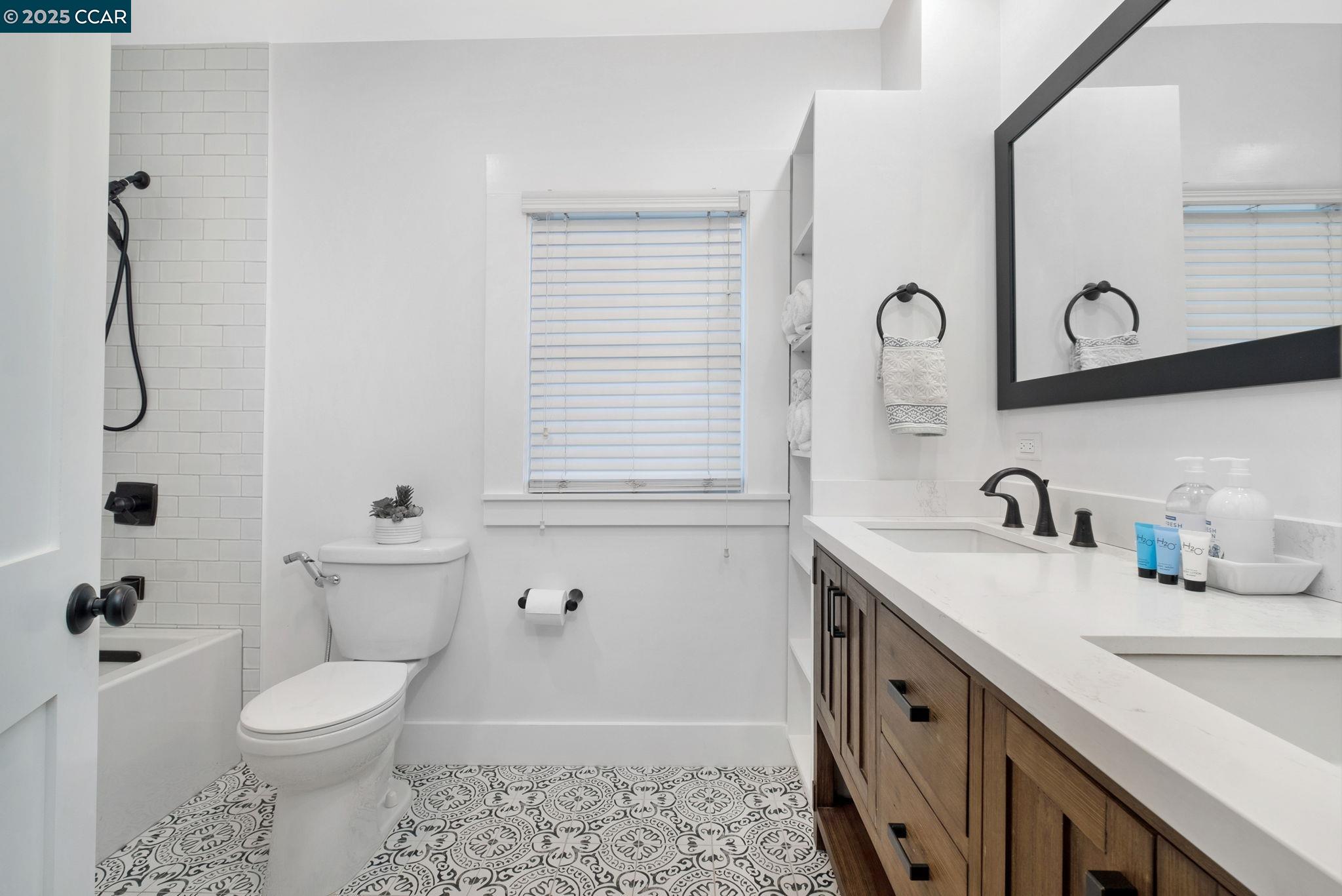 Detail Gallery Image 22 of 25 For 4145 Emerald St, Oakland,  CA 94609 - 2 Beds | 2/1 Baths