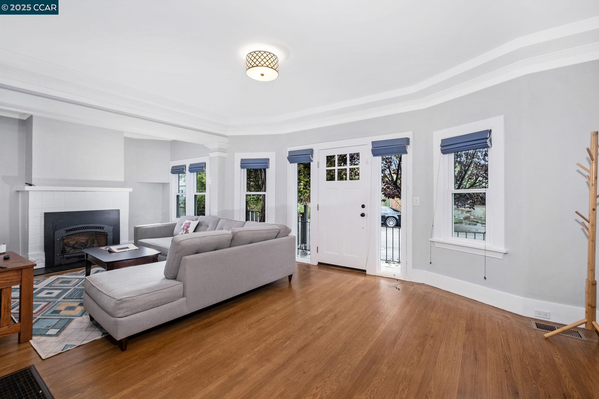 Detail Gallery Image 4 of 25 For 4145 Emerald St, Oakland,  CA 94609 - 2 Beds | 2/1 Baths