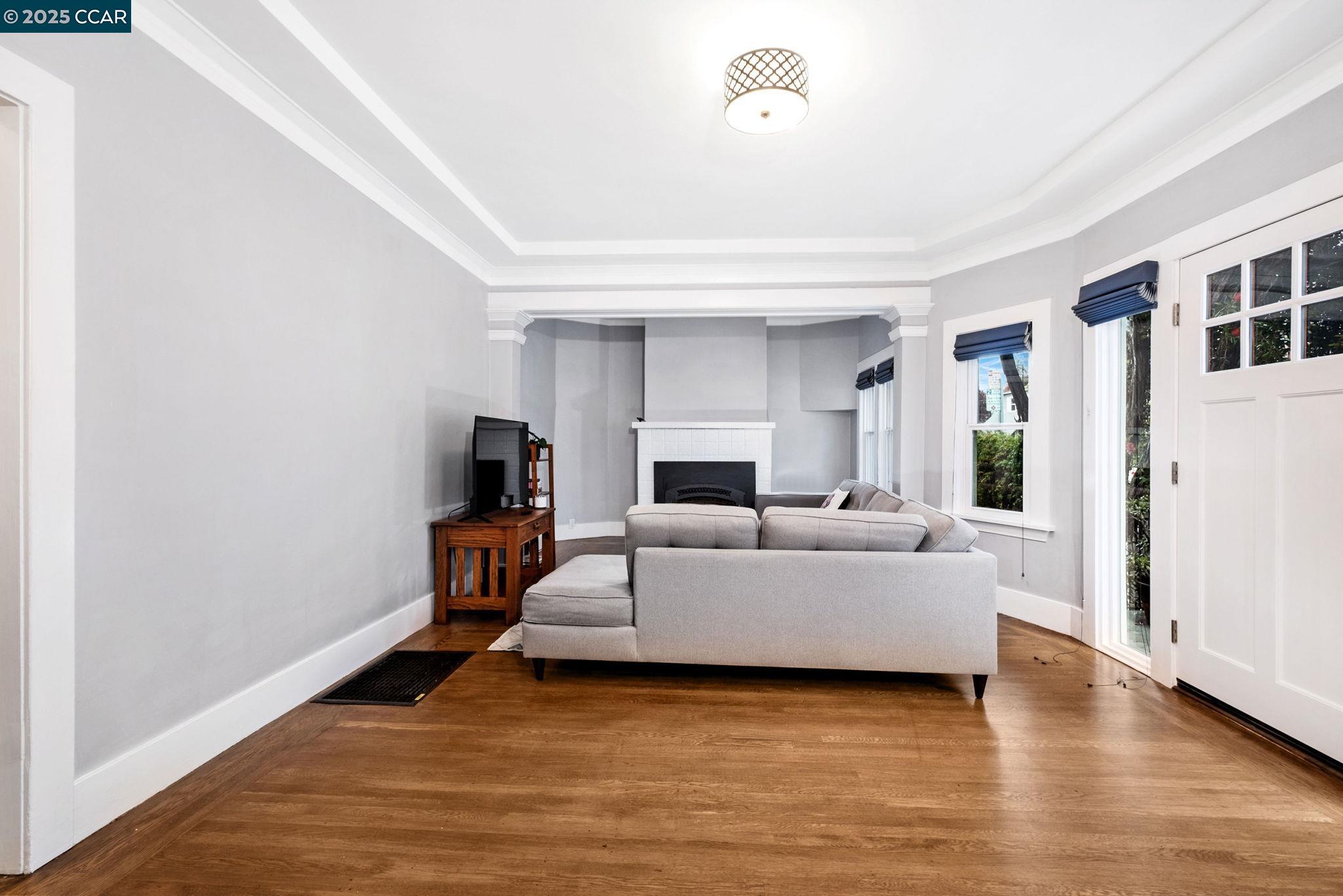 Detail Gallery Image 5 of 25 For 4145 Emerald St, Oakland,  CA 94609 - 2 Beds | 2/1 Baths