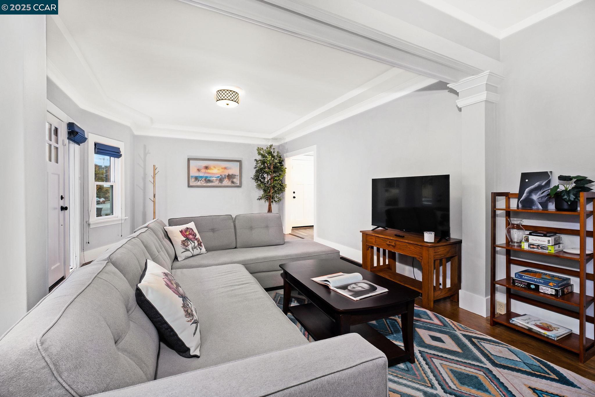 Detail Gallery Image 6 of 25 For 4145 Emerald St, Oakland,  CA 94609 - 2 Beds | 2/1 Baths