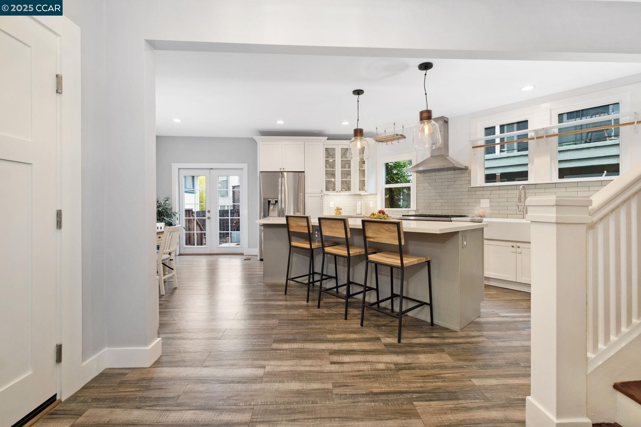 Detail Gallery Image 7 of 25 For 4145 Emerald St, Oakland,  CA 94609 - 2 Beds | 2/1 Baths
