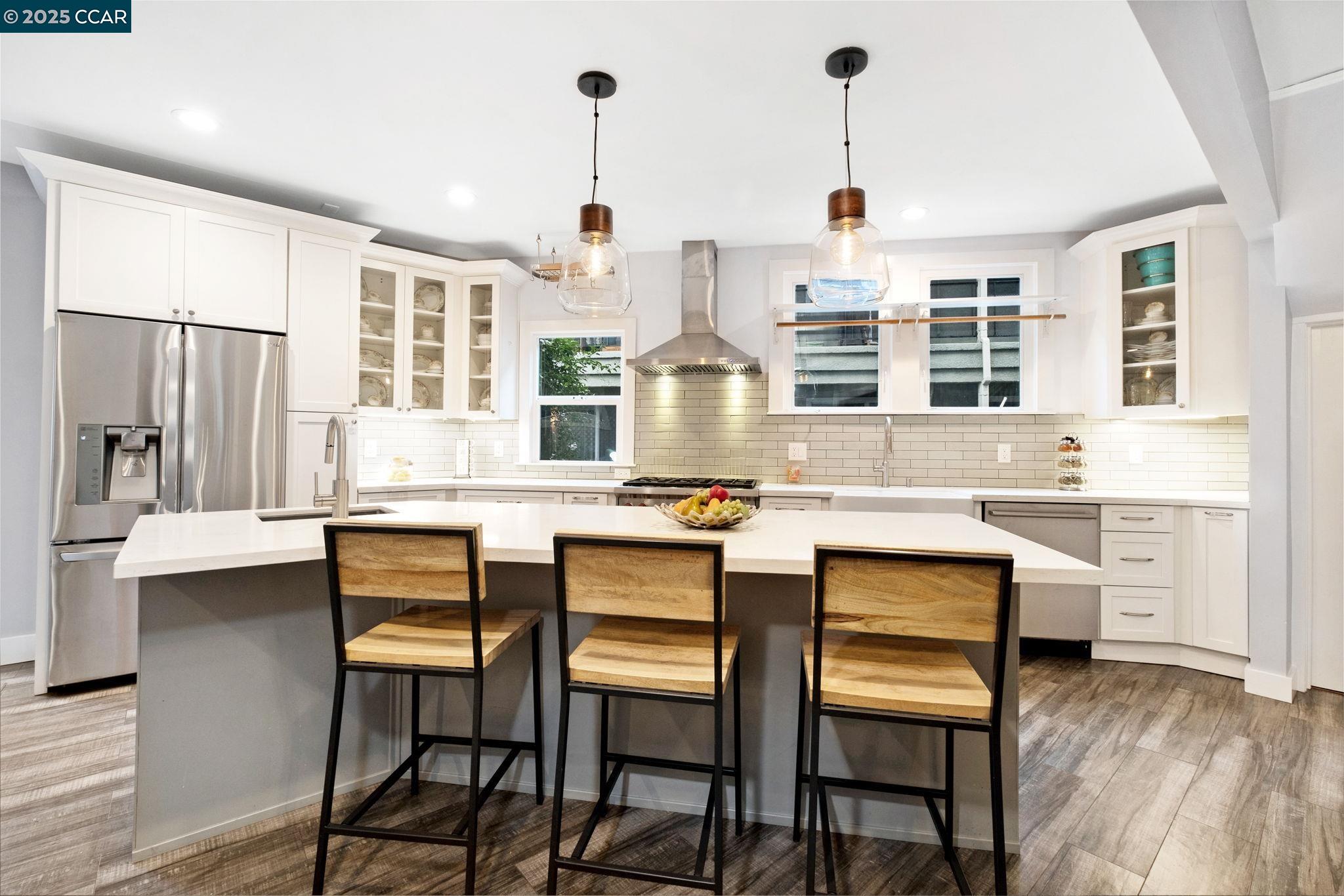 Detail Gallery Image 8 of 25 For 4145 Emerald St, Oakland,  CA 94609 - 2 Beds | 2/1 Baths