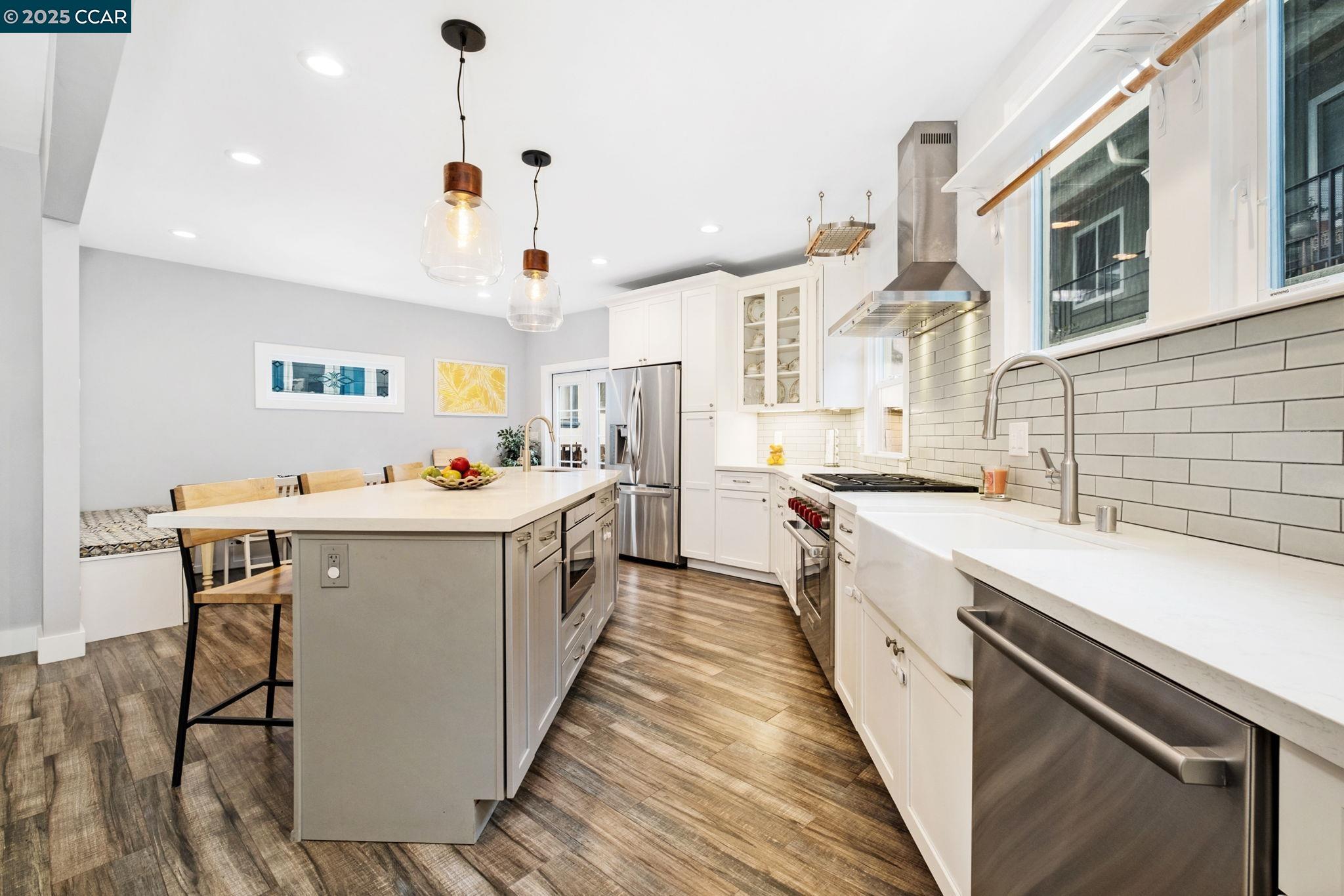 Detail Gallery Image 10 of 25 For 4145 Emerald St, Oakland,  CA 94609 - 2 Beds | 2/1 Baths