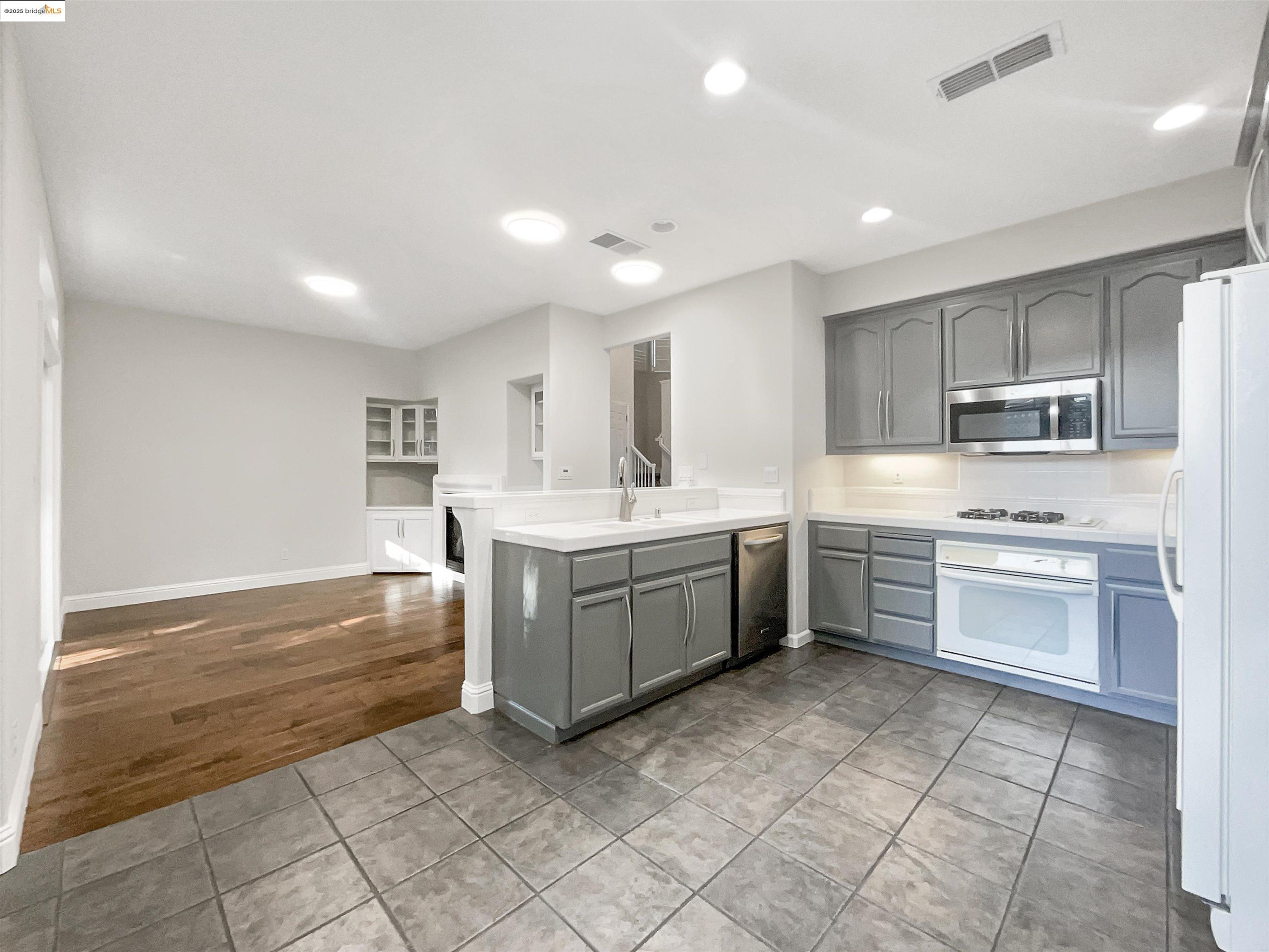 Detail Gallery Image 16 of 28 For 51 Village Square Pl, Pleasant Hill,  CA 94523 - 3 Beds | 3/1 Baths