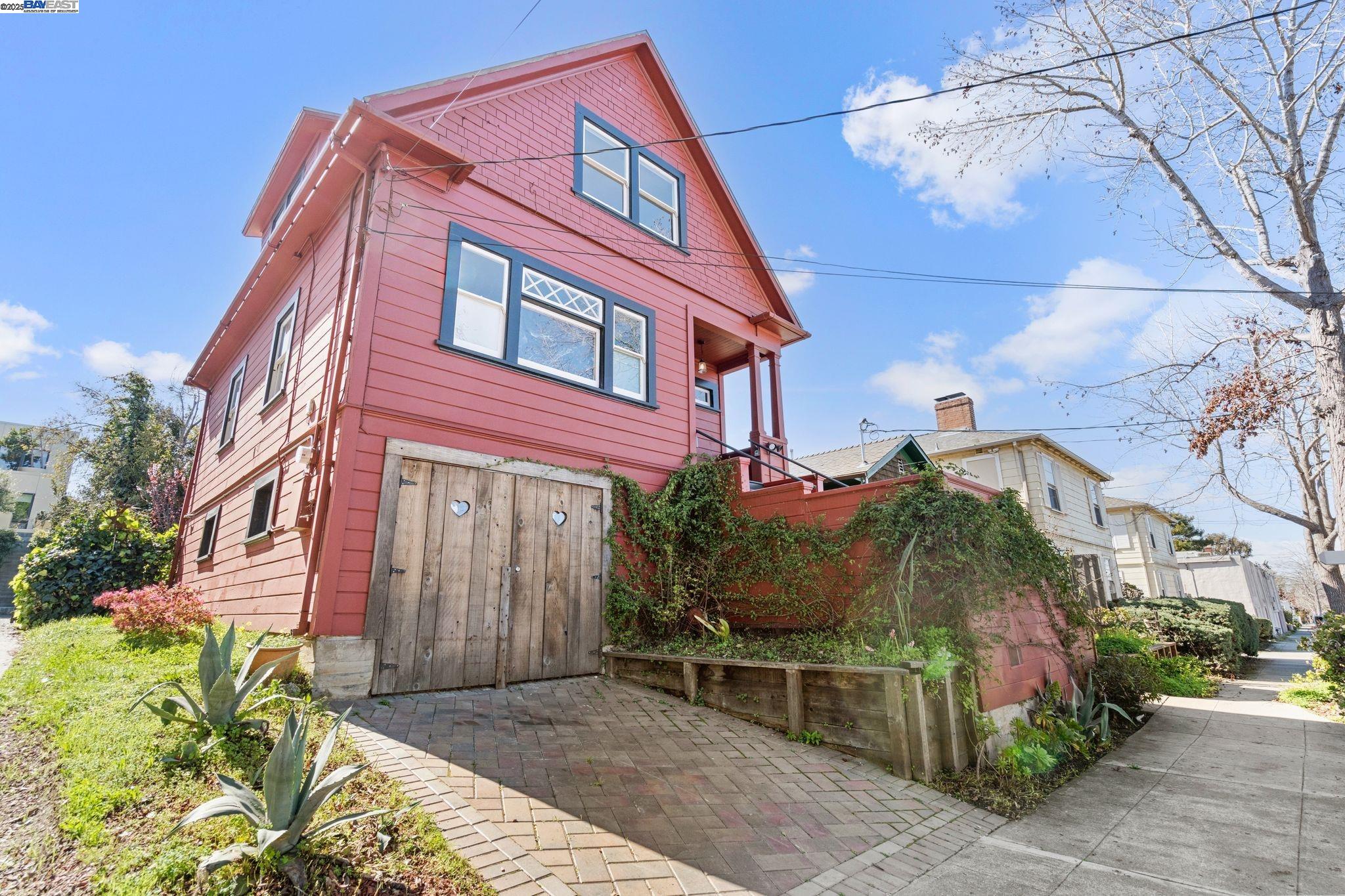 Detail Gallery Image 1 of 1 For 1436 Berkeley Way, Berkeley,  CA 94702 - 3 Beds | 1/1 Baths