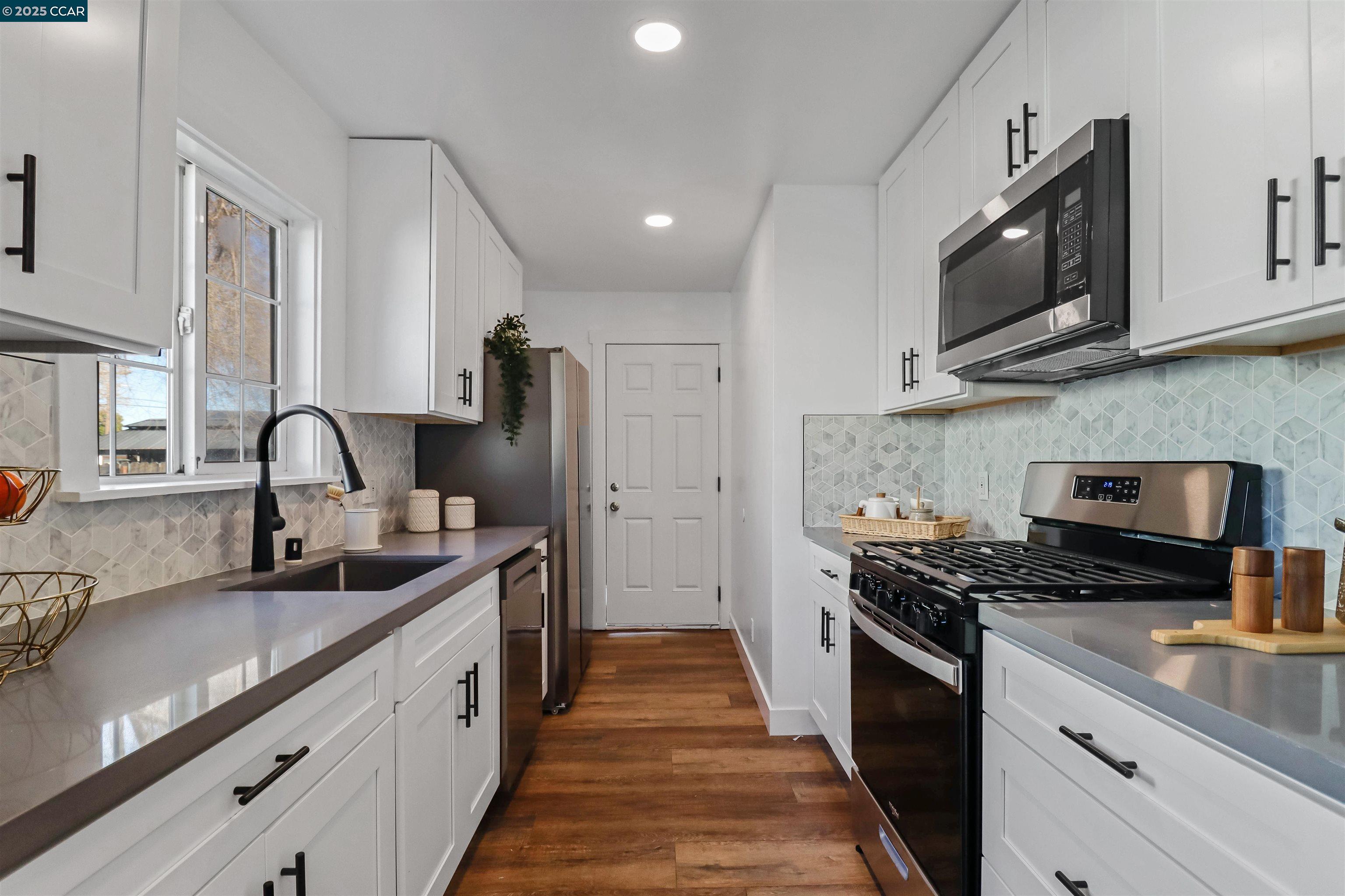 Detail Gallery Image 1 of 1 For 240 W Leland Rd, Pittsburg,  CA 94565 - 3 Beds | 2 Baths