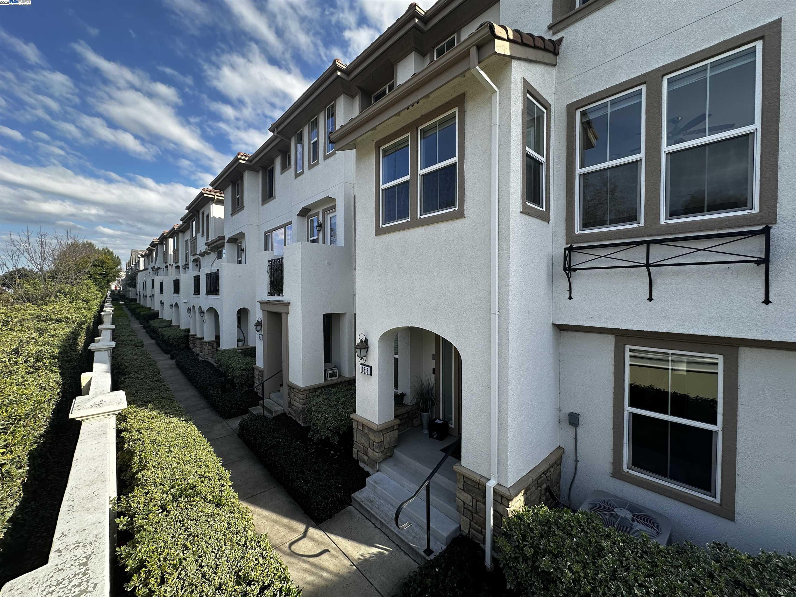 Browse active condo listings in MONTAGE