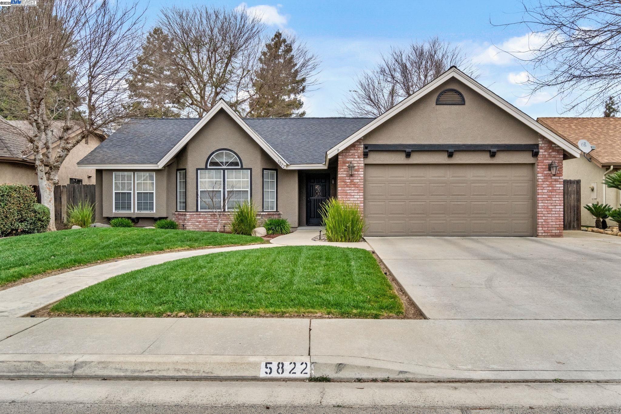 Detail Gallery Image 1 of 1 For 5822 W Oak, Visalia,  CA 93291 - 3 Beds | 2 Baths