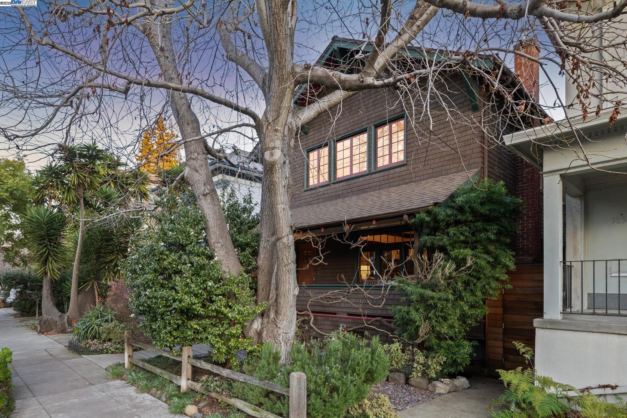 Detail Gallery Image 1 of 1 For 3860 Howe Street, Oakland,  CA 94611 - 3 Beds | 2/1 Baths