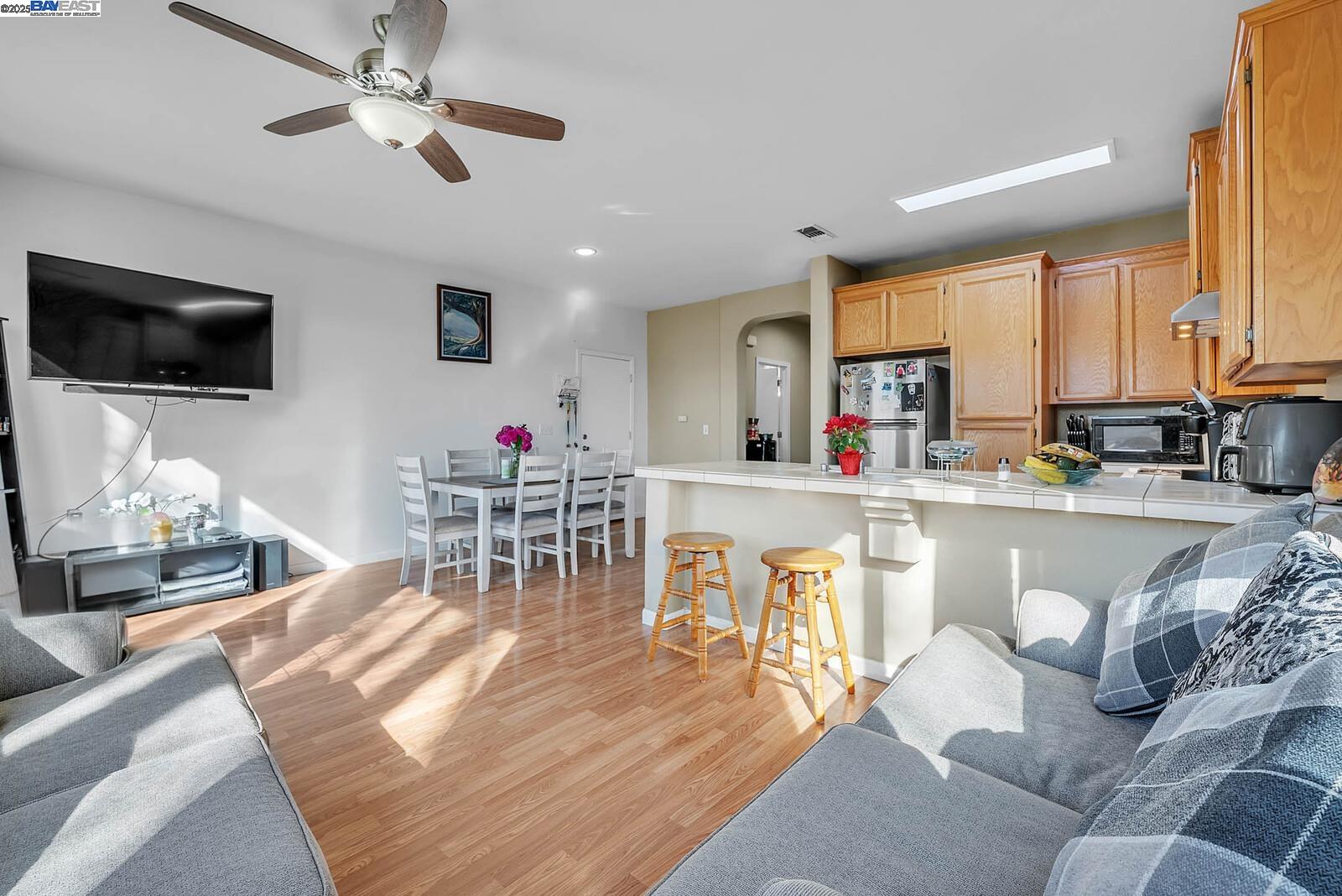 Detail Gallery Image 4 of 25 For 4104 Crumley Way, Antelope,  CA 95843 - 3 Beds | 2/1 Baths