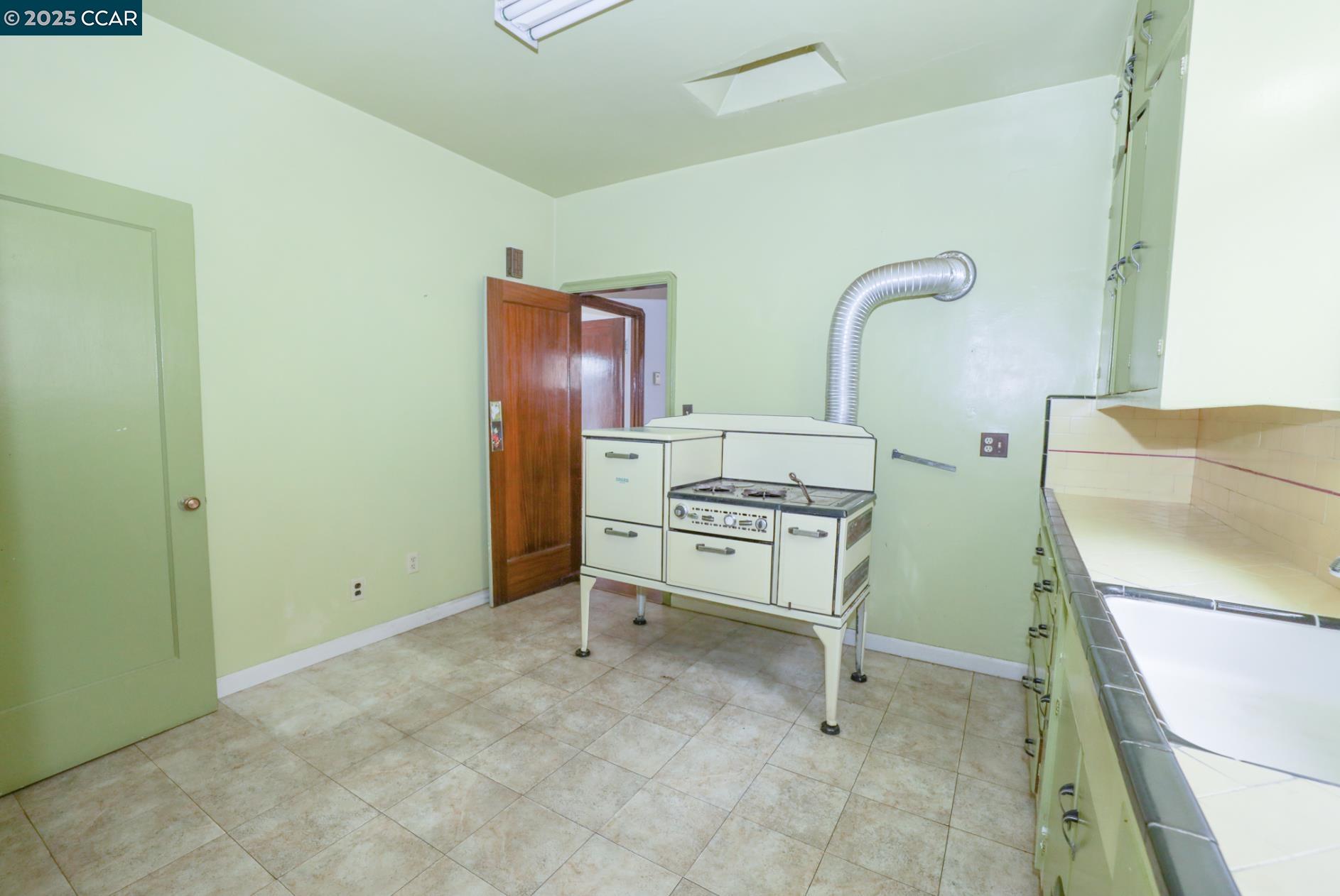 1824 40Th Ave, Oakland, California 94601, 3 Bedrooms Bedrooms, 6 Rooms Rooms,1 BathroomBathrooms,Residential,For Sale,1824 40Th Ave,41087437