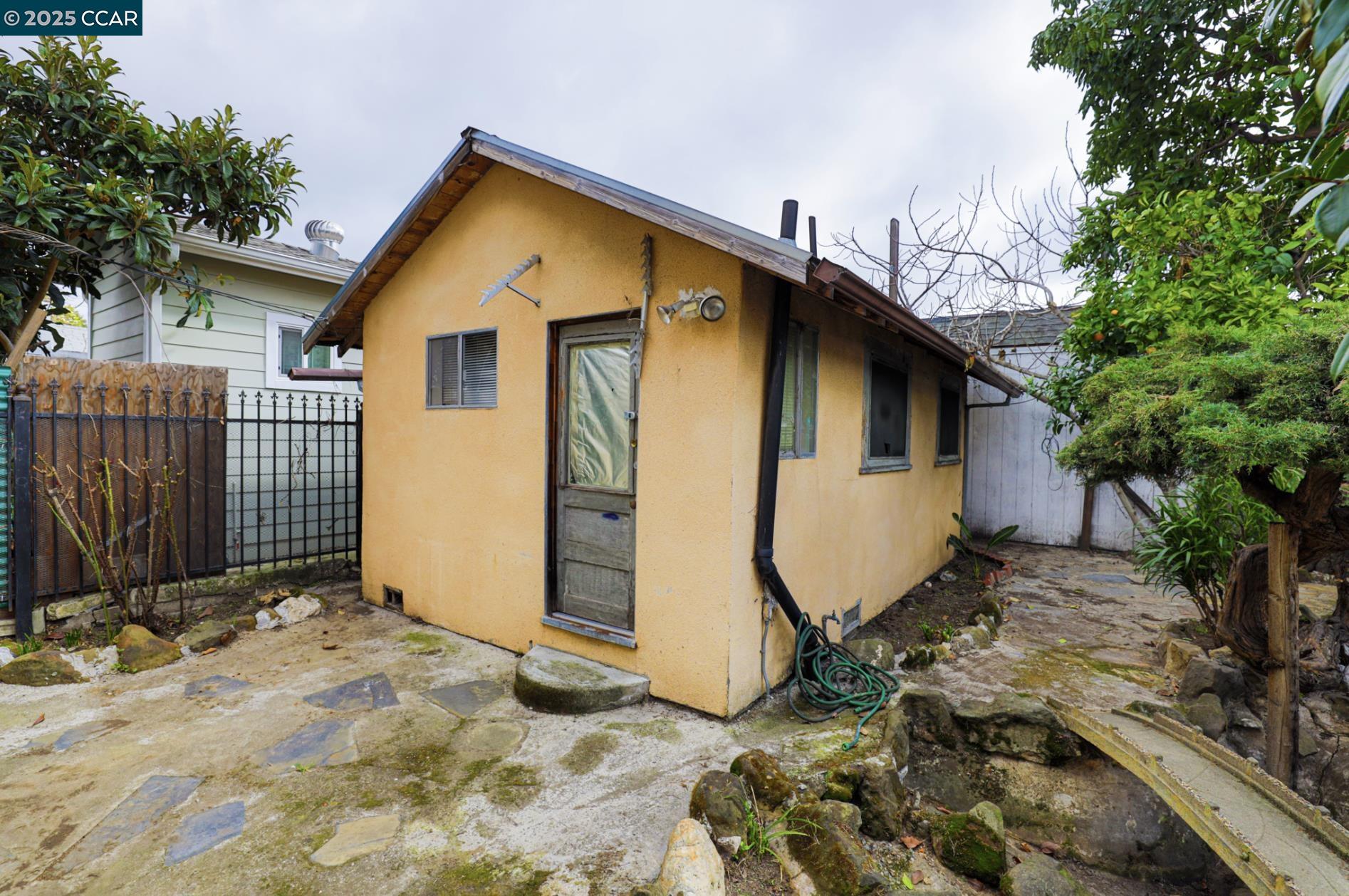 1824 40Th Ave, Oakland, California 94601, 3 Bedrooms Bedrooms, 6 Rooms Rooms,1 BathroomBathrooms,Residential,For Sale,1824 40Th Ave,41087437