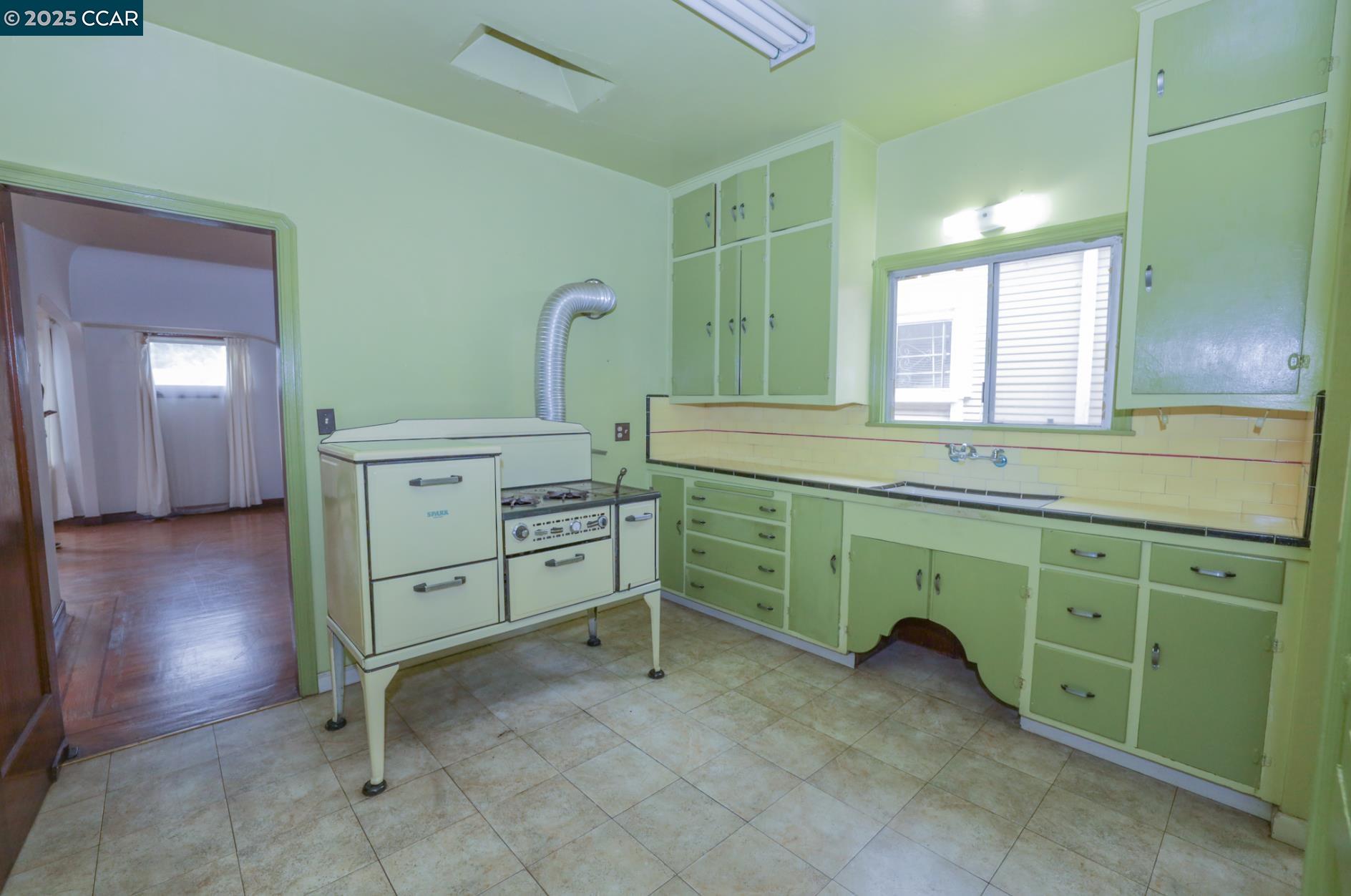 1824 40Th Ave, Oakland, California 94601, 3 Bedrooms Bedrooms, 6 Rooms Rooms,1 BathroomBathrooms,Residential,For Sale,1824 40Th Ave,41087437