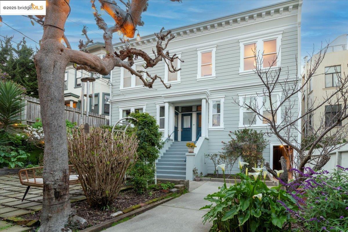 Detail Gallery Image 1 of 1 For 822 Lombard St, San Francisco,  CA 94133 - 2 Beds | 1 Baths