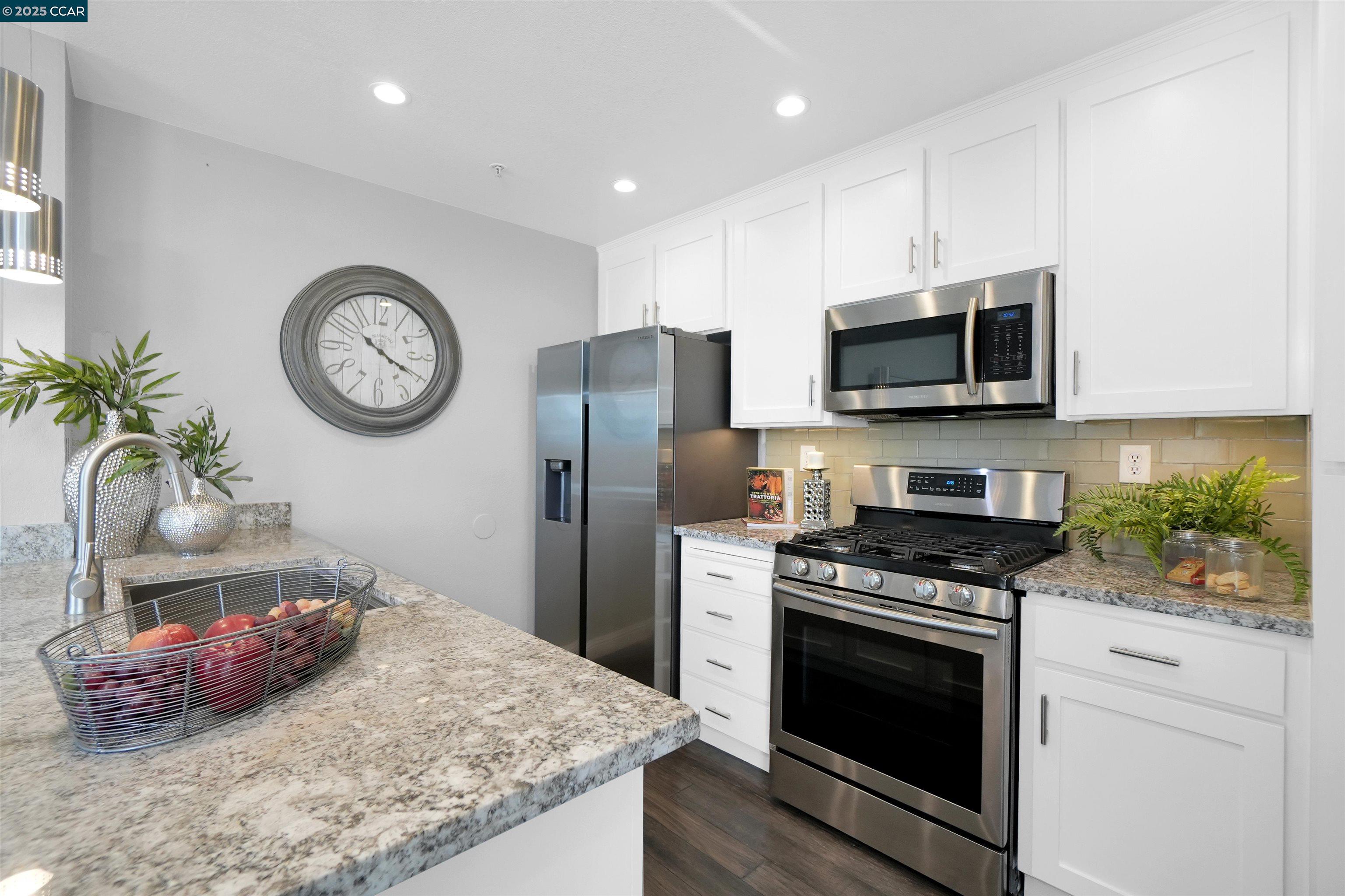 Browse active condo listings in SKYLINE