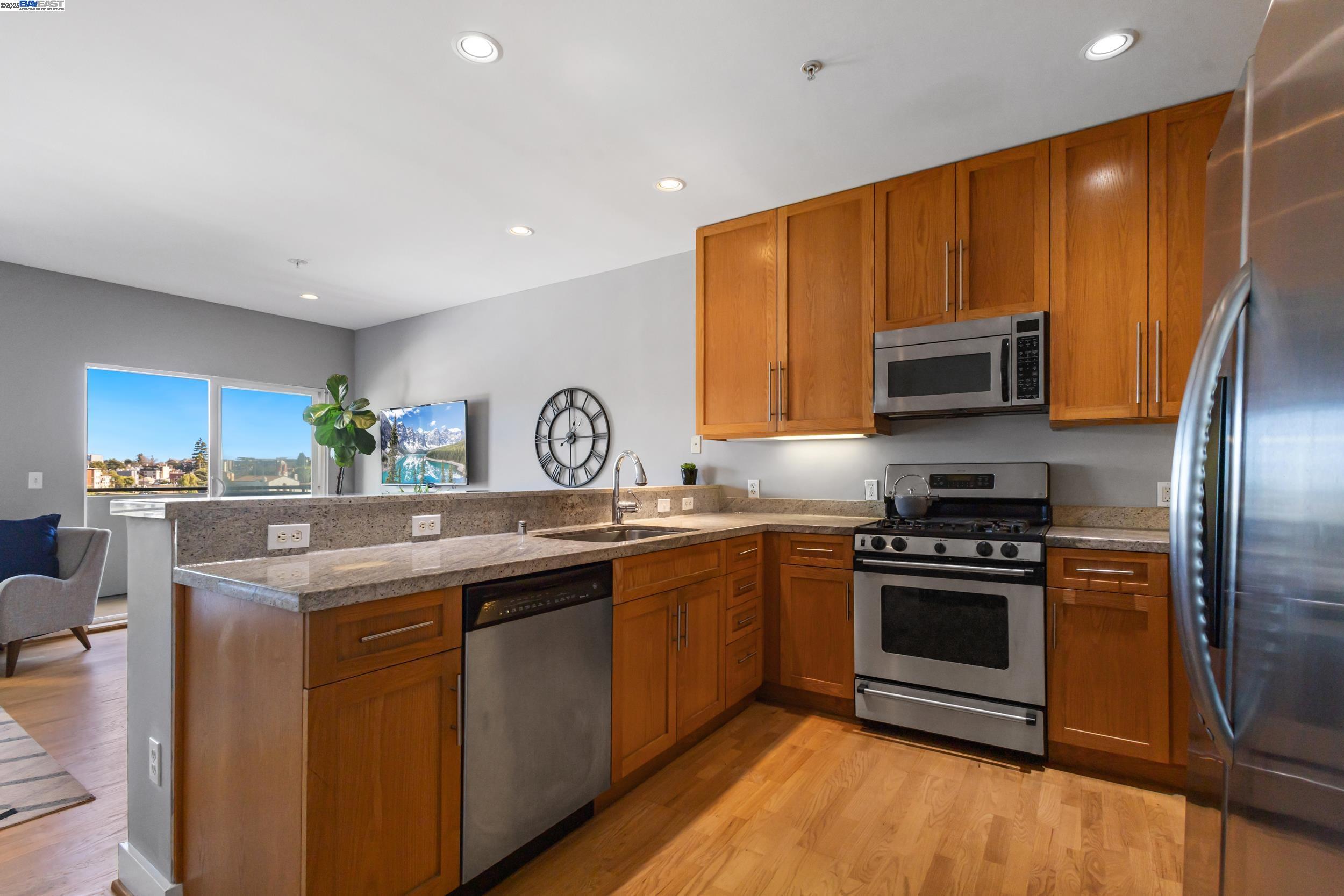 371 30Th St # 301, Oakland, California 94609, 1 Bedroom Bedrooms, 3 Rooms Rooms,1 BathroomBathrooms,Residential,For Sale,371 30Th St # 301,41087455
