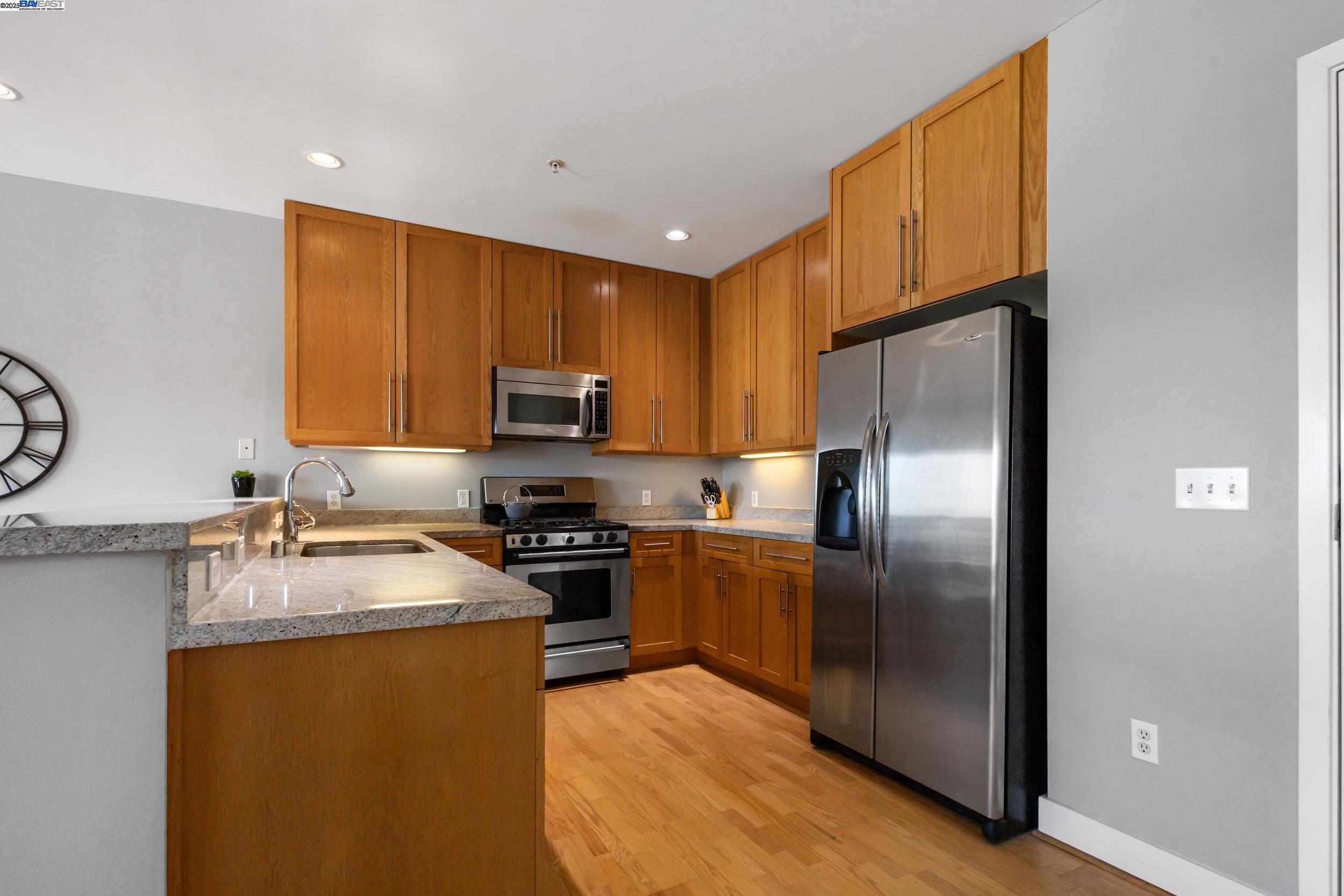 371 30Th St # 301, Oakland, California 94609, 1 Bedroom Bedrooms, 3 Rooms Rooms,1 BathroomBathrooms,Residential,For Sale,371 30Th St # 301,41087455