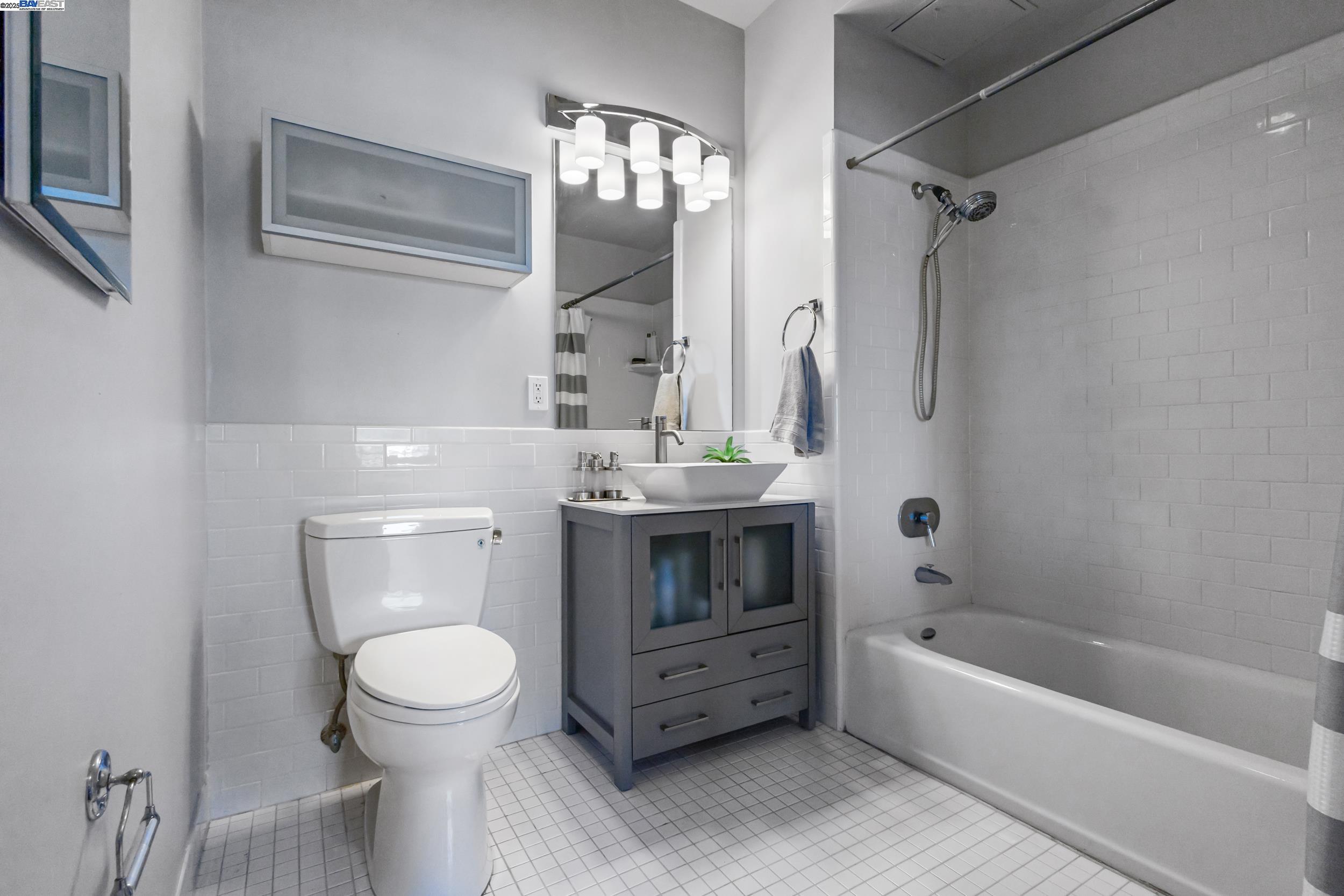 371 30Th St # 301, Oakland, California 94609, 1 Bedroom Bedrooms, 3 Rooms Rooms,1 BathroomBathrooms,Residential,For Sale,371 30Th St # 301,41087455